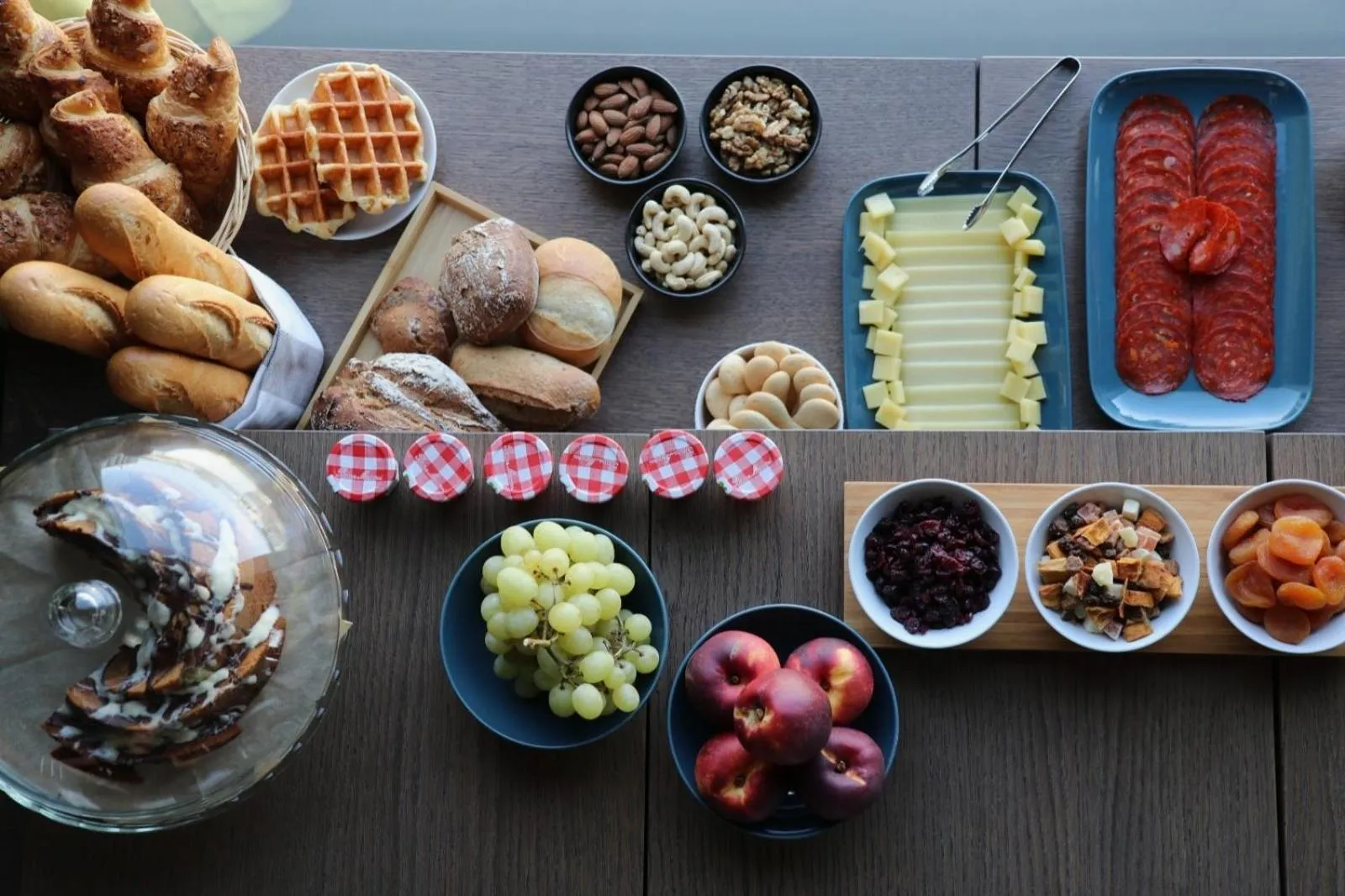 Buffet breakfast in VISIONAPARTMENTS Bucharest - contactless check-in
