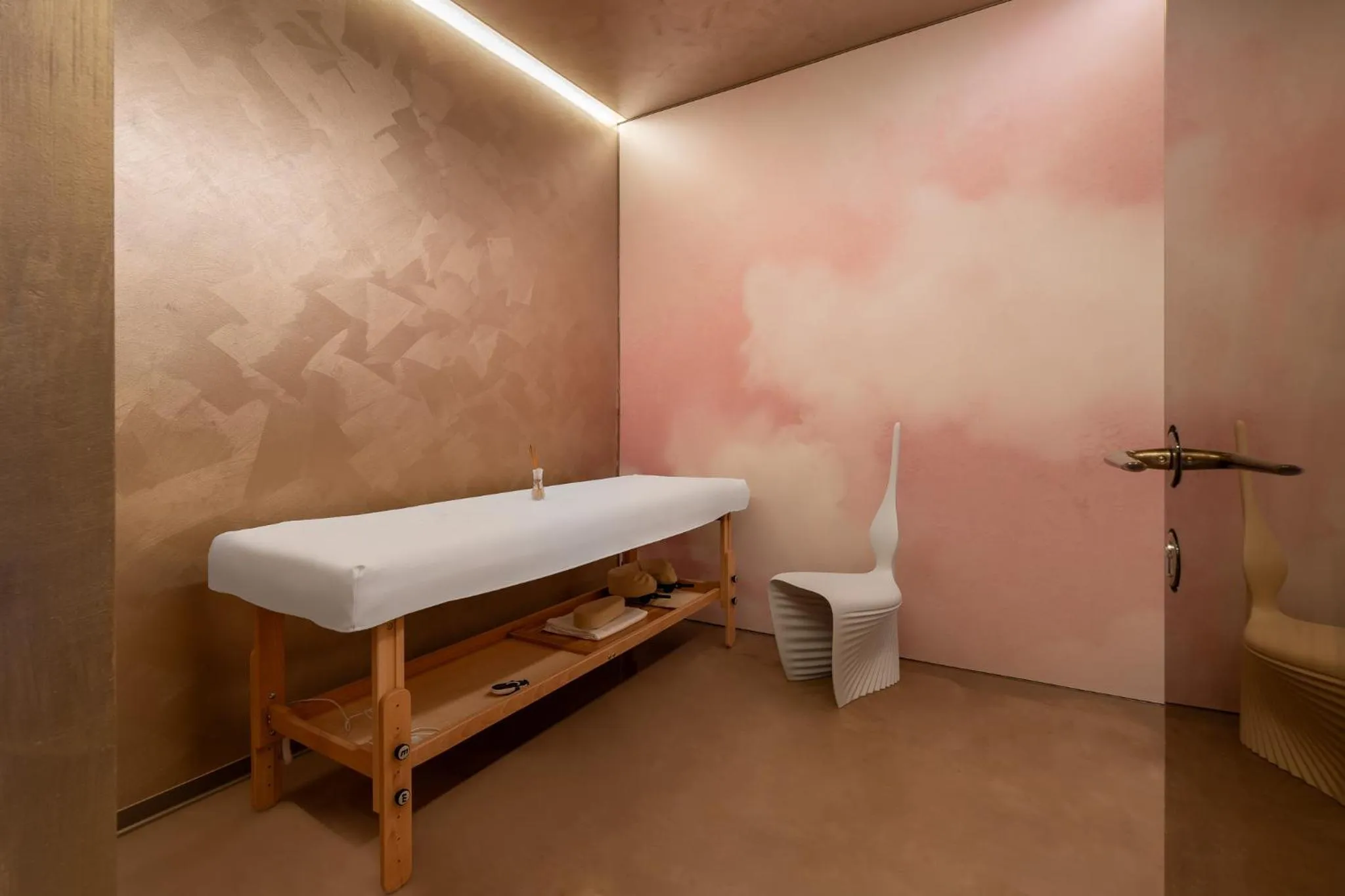 Massage in VISIONAPARTMENTS Bucharest - contactless check-in