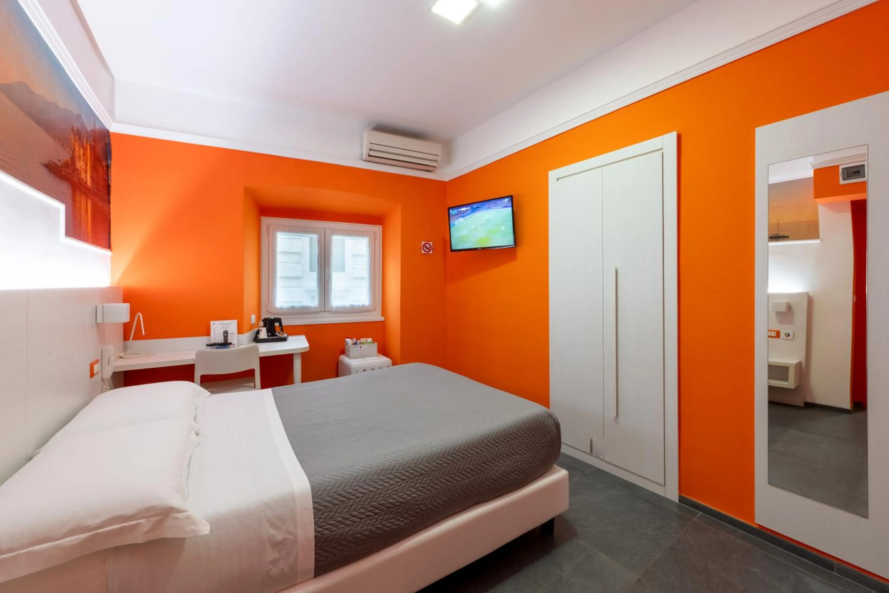 Photo of the whole room, Bed in Hotel Fiume