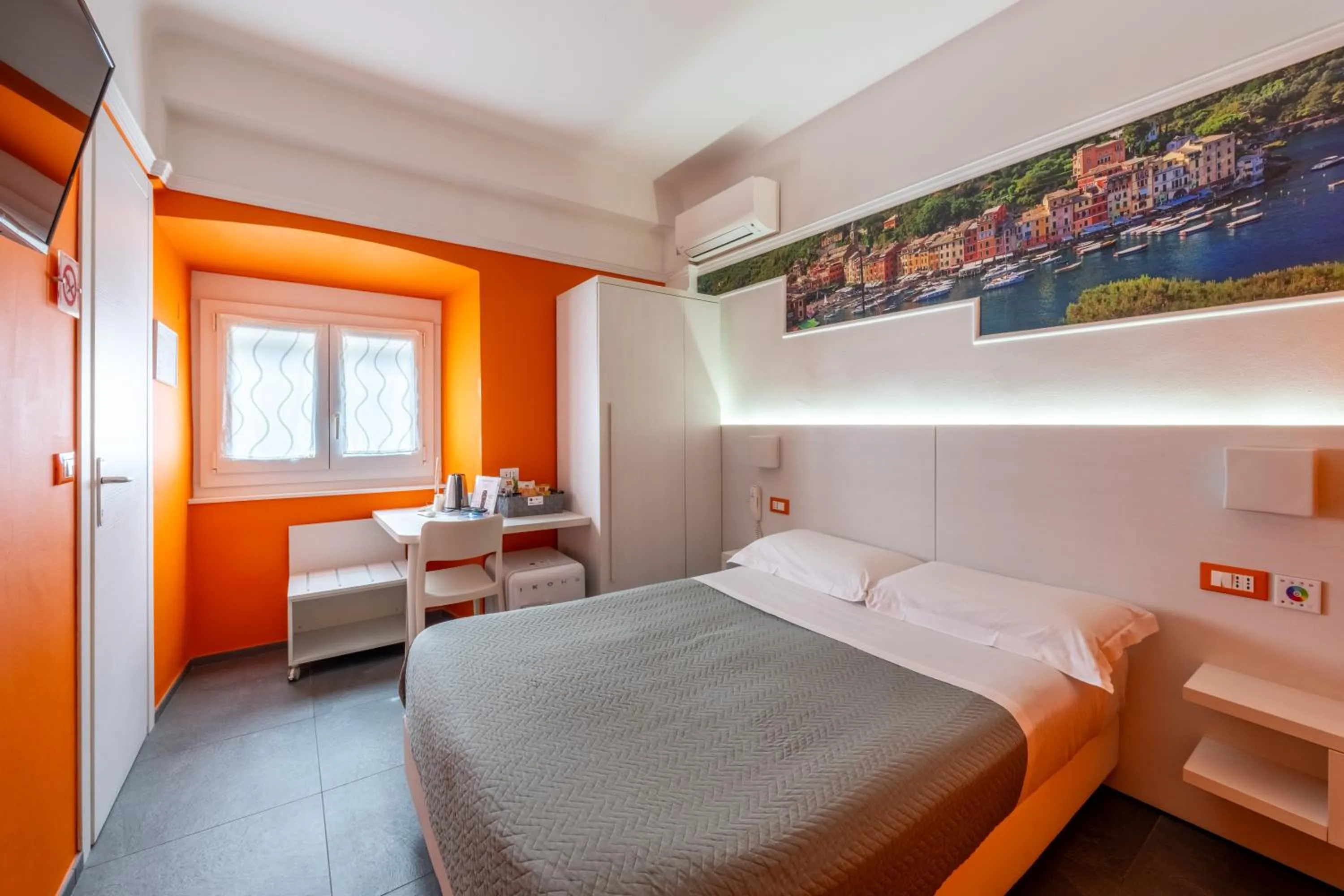 Photo of the whole room, Bed in Hotel Fiume