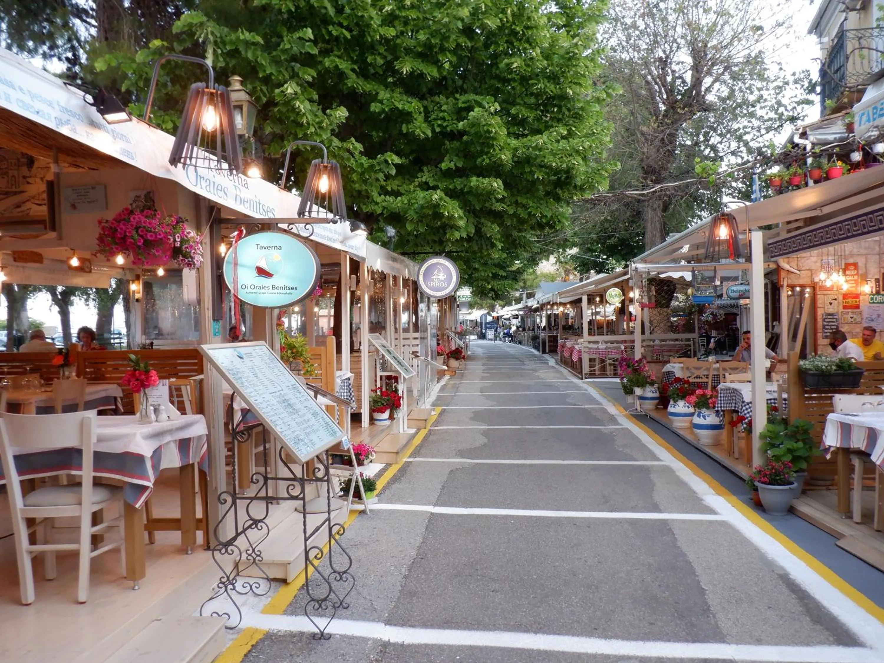Restaurant/places to eat in Gardelis Gardens
