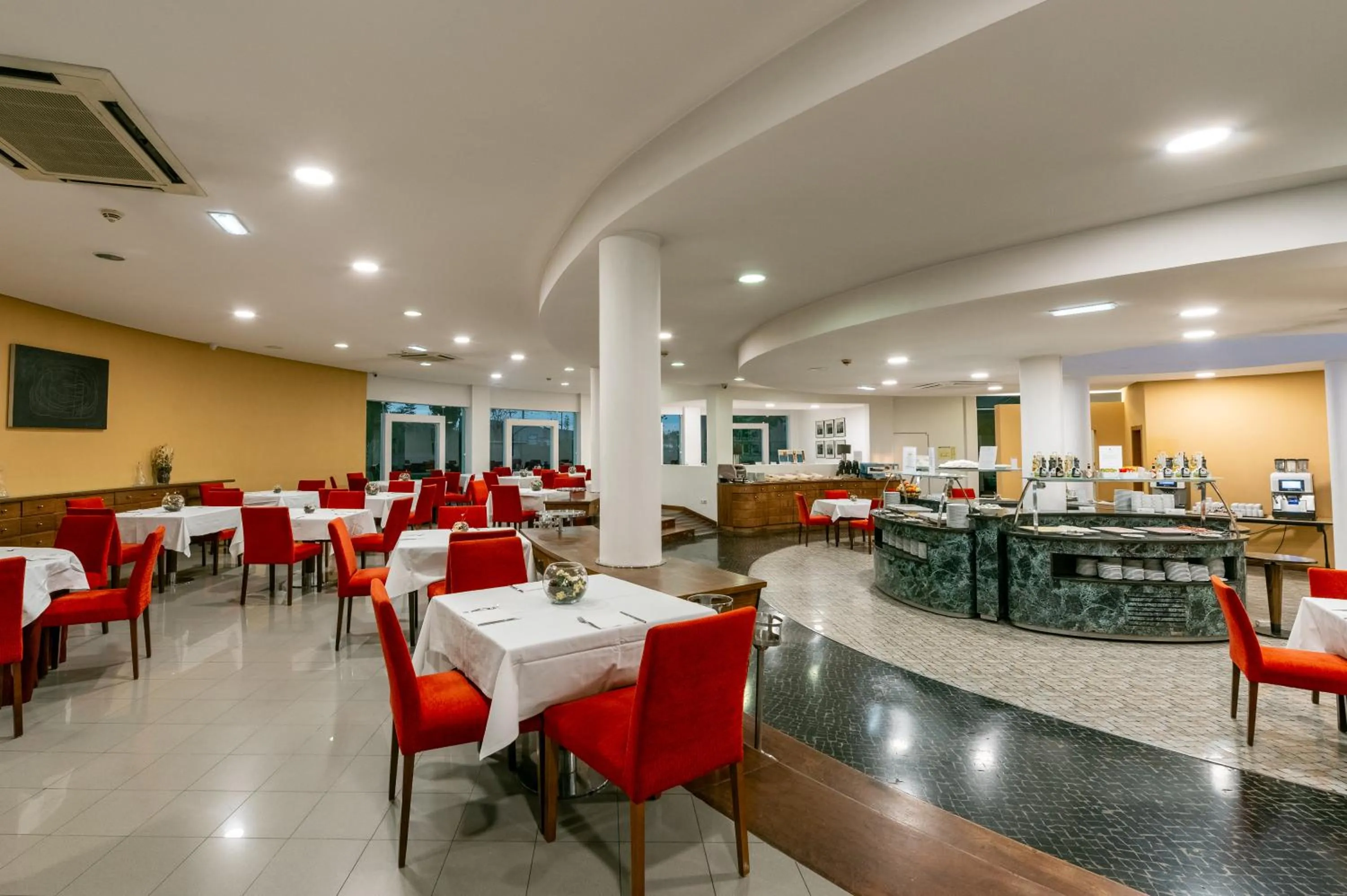 Restaurant/places to eat in Leziria Parque Hotel