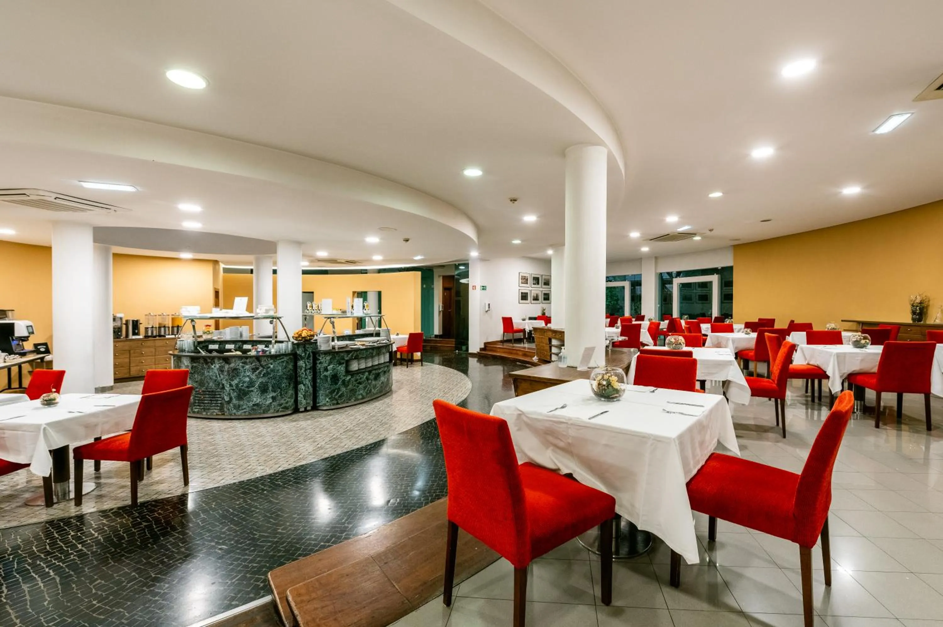 Restaurant/places to eat in Leziria Parque Hotel