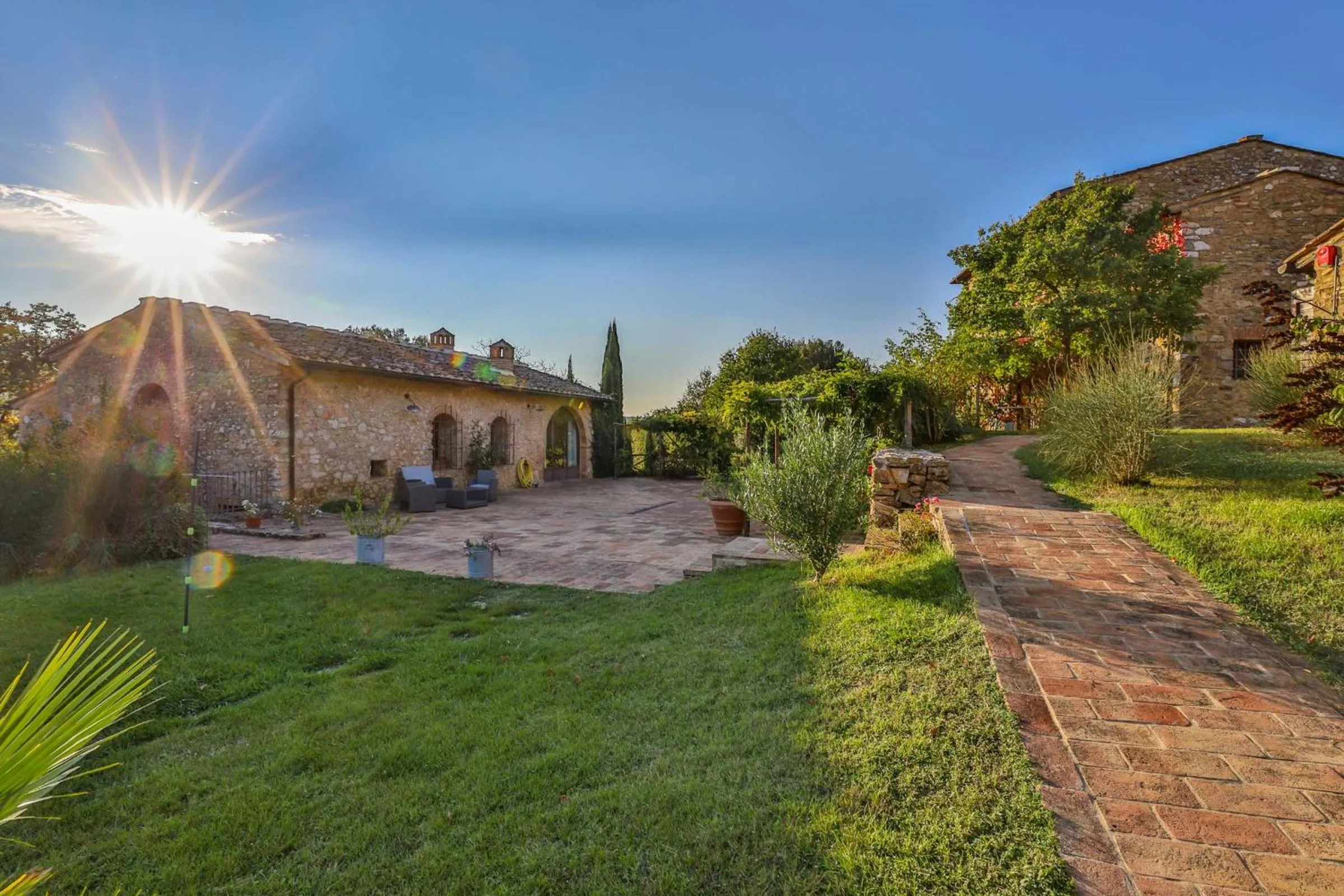 Property building in Le Mascie