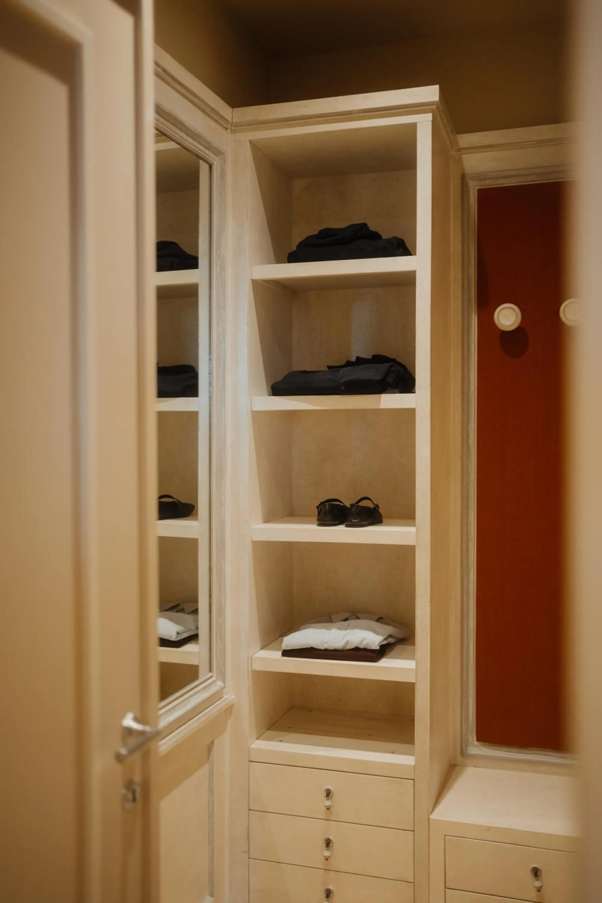 wardrobe in Fonteliving RestArt