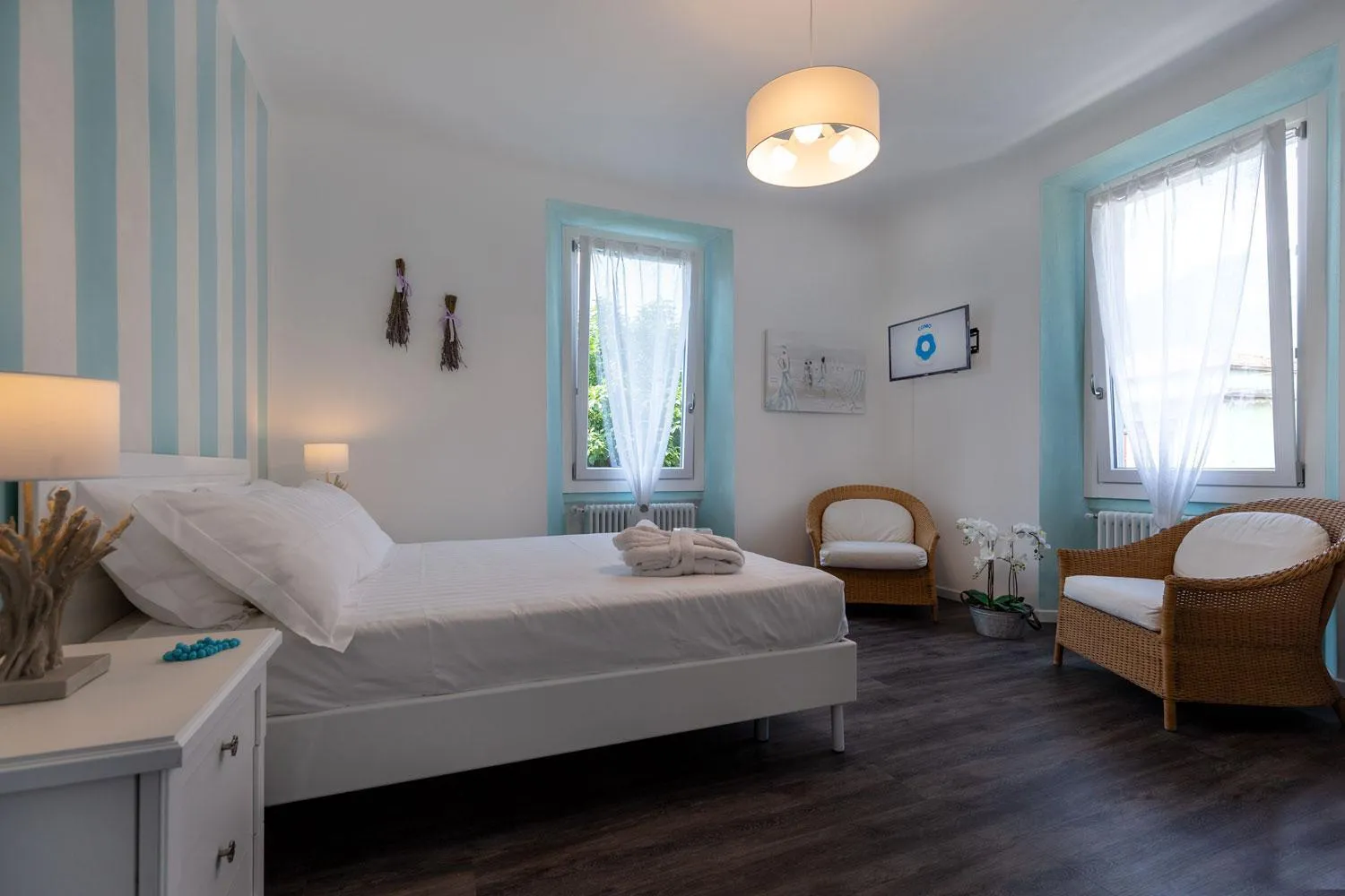 Maji Como Lake - Lake Como Historic Villa Apartments with Pool & Parking, 100m from Ferry & train