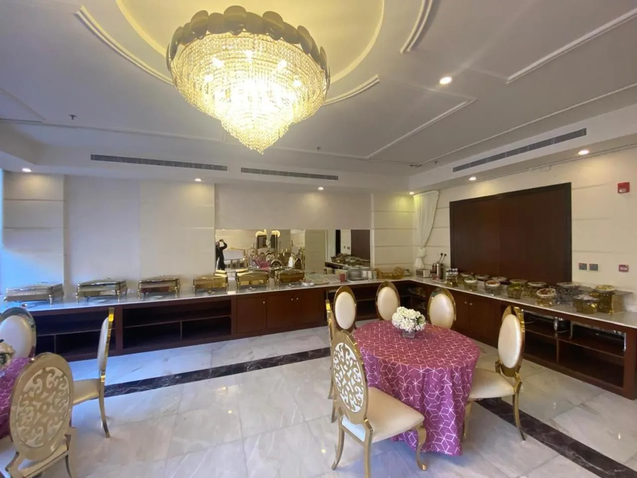 Restaurant/places to eat in Areen Hotel فندق ارين