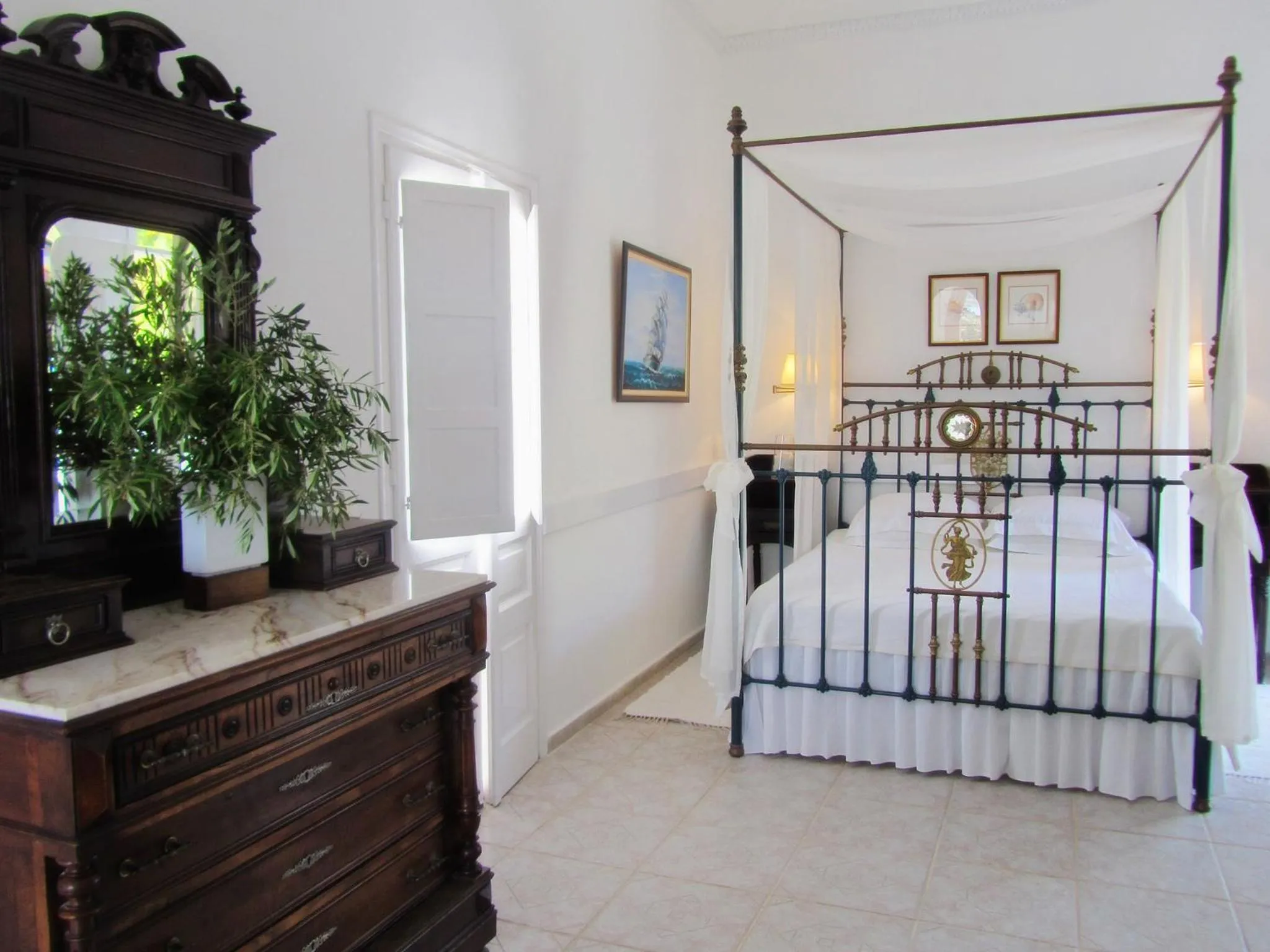 Bedroom, Bed in Porto Scoutari Romantic Hotel