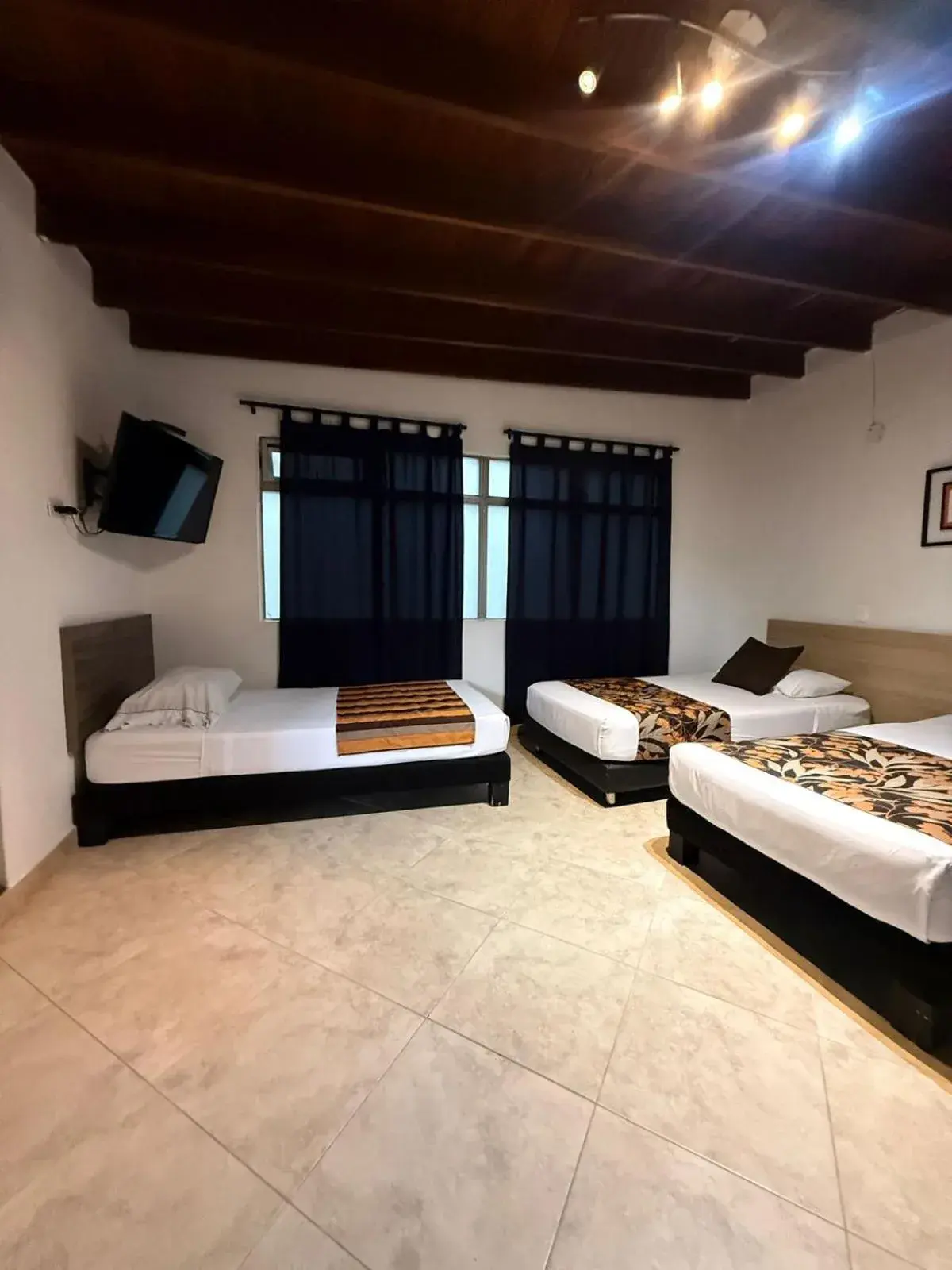 Standard Quadruple Room - single occupancy in Hotel Quinta Avenida Standard Quadruple Room - single occupancy in Hotel Quinta Avenida