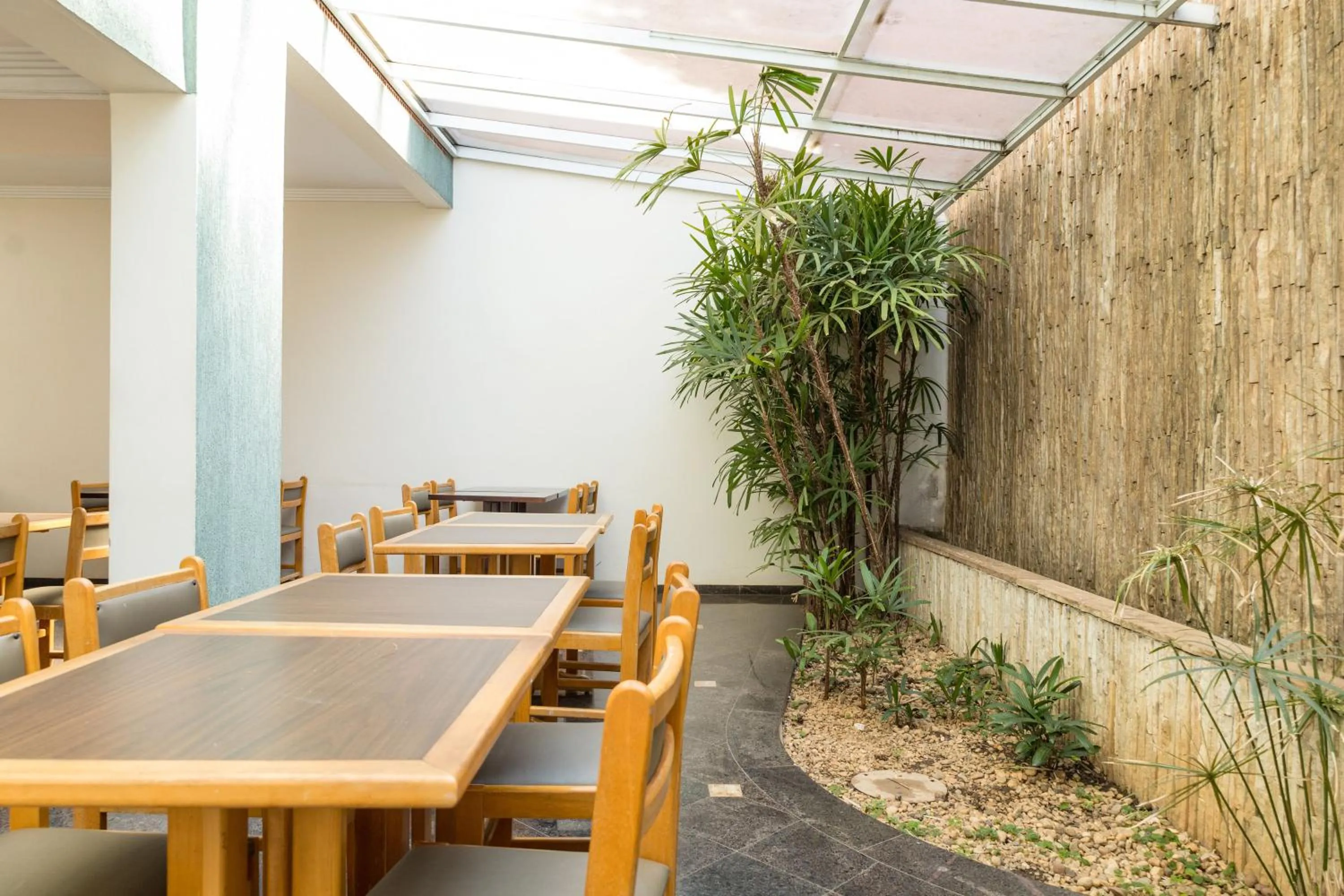 Restaurant/places to eat in Golden Suíte Hotel