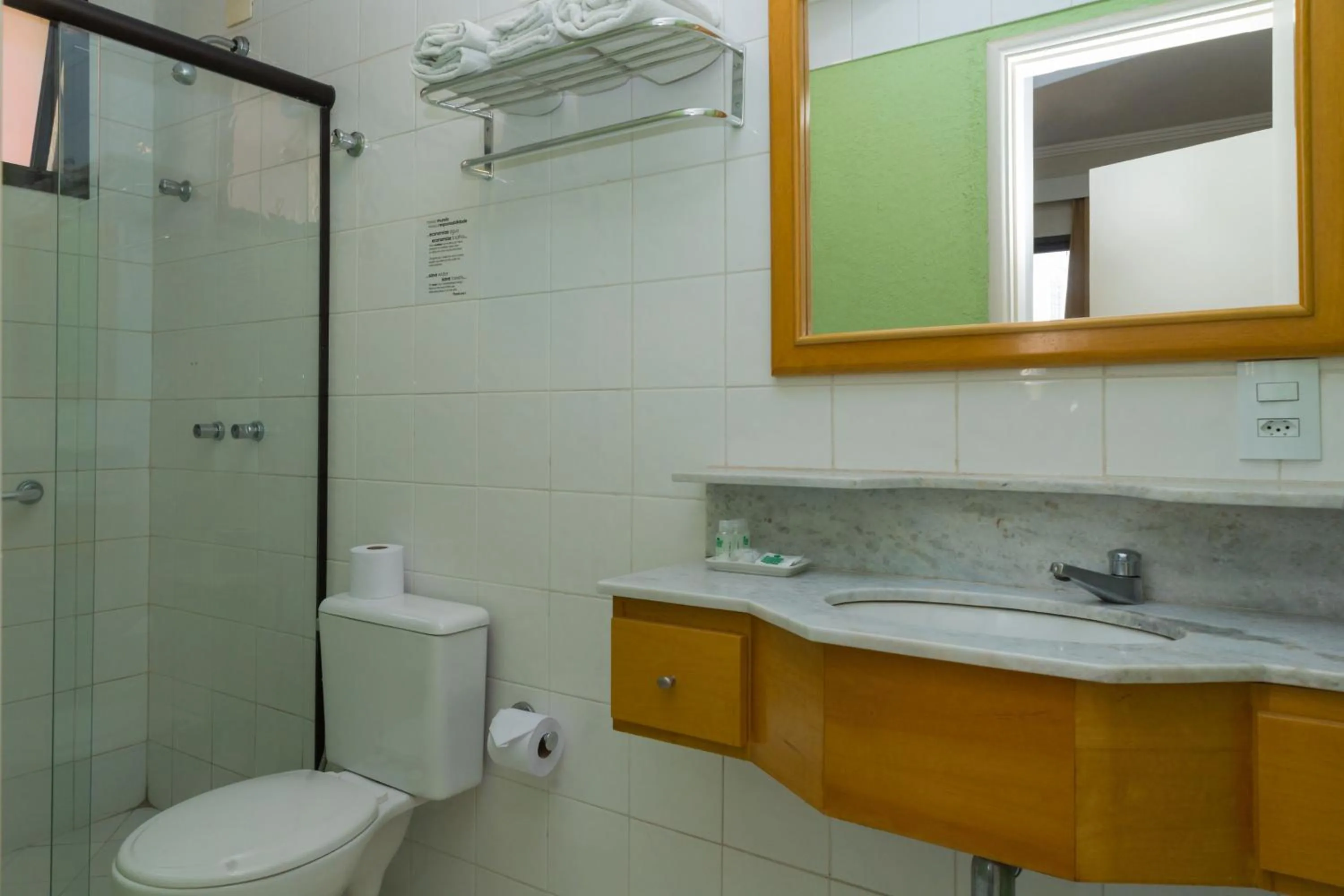 Shower in Golden Suíte Hotel