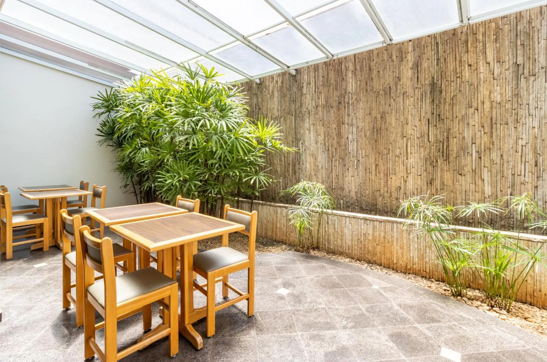 Restaurant/places to eat in Golden Suíte Hotel