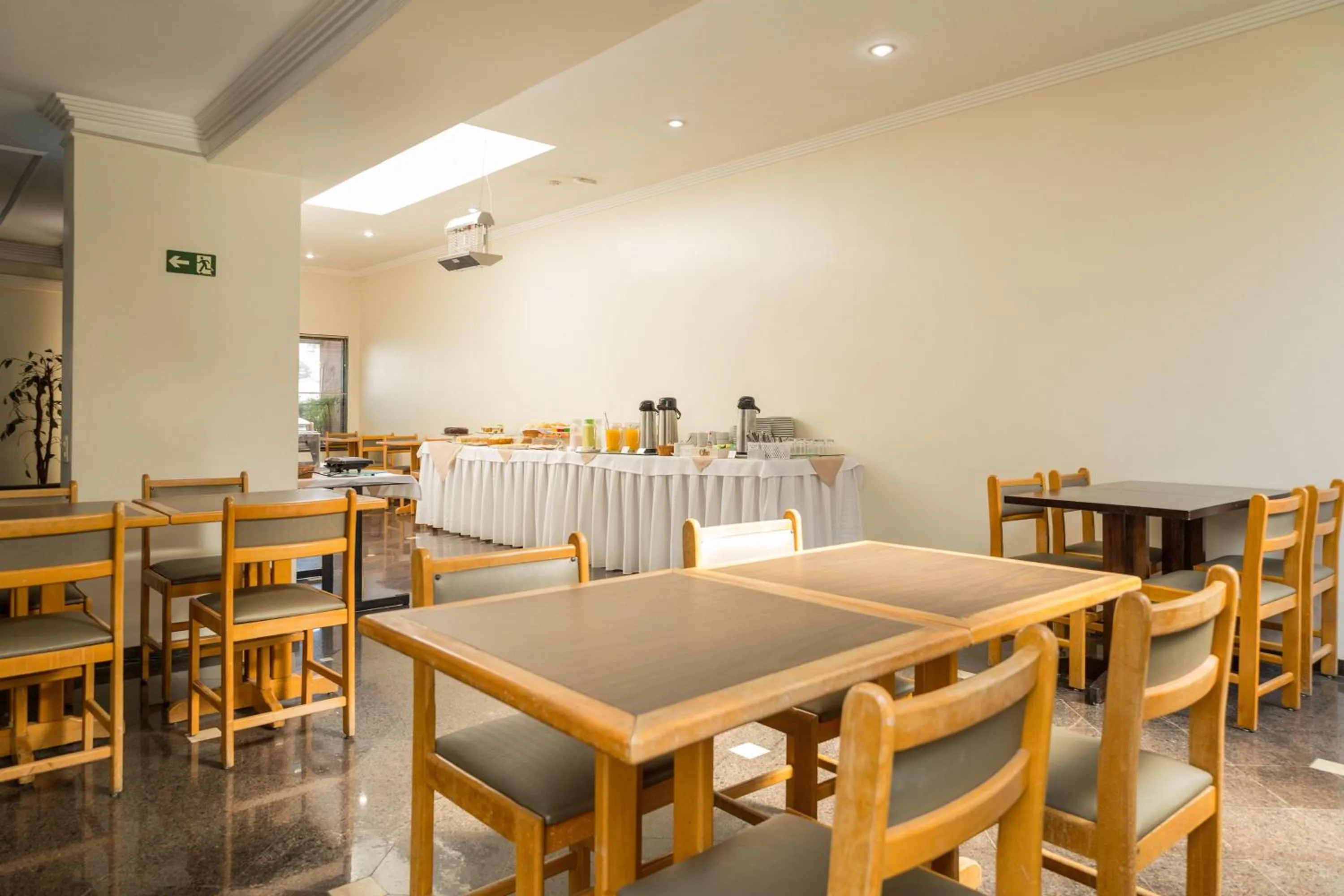 Restaurant/places to eat in Golden Suíte Hotel