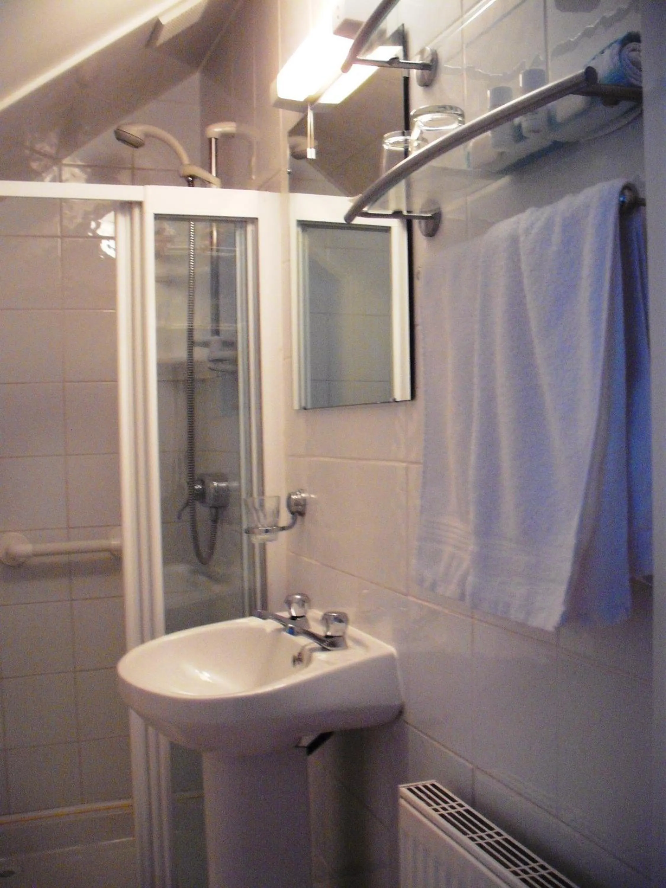 Bathroom in Maryville Bed and Breakfast