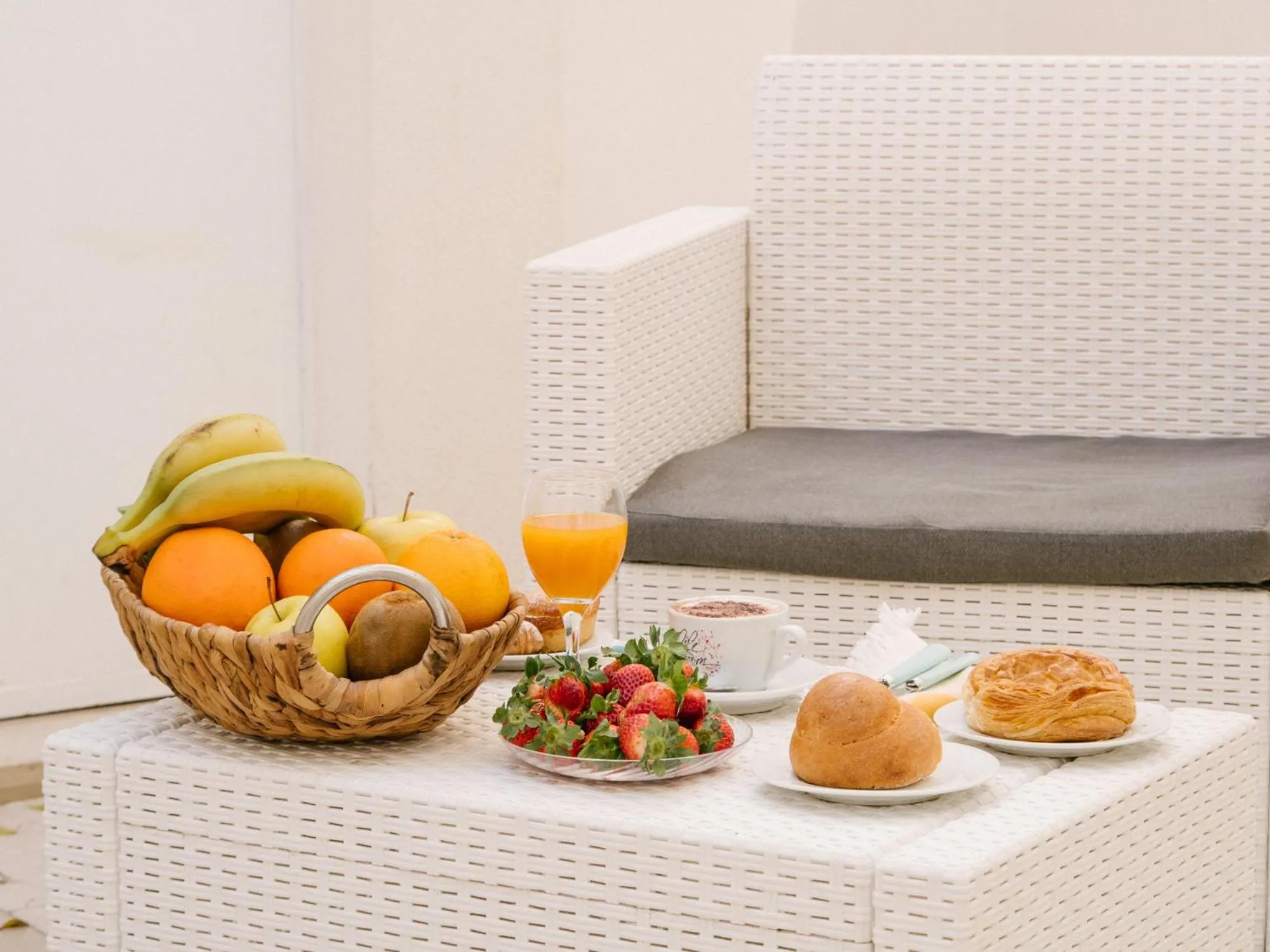 Breakfast in Y Arcillos Luxury Rooms CIN ITO75O35B4OOO468O2