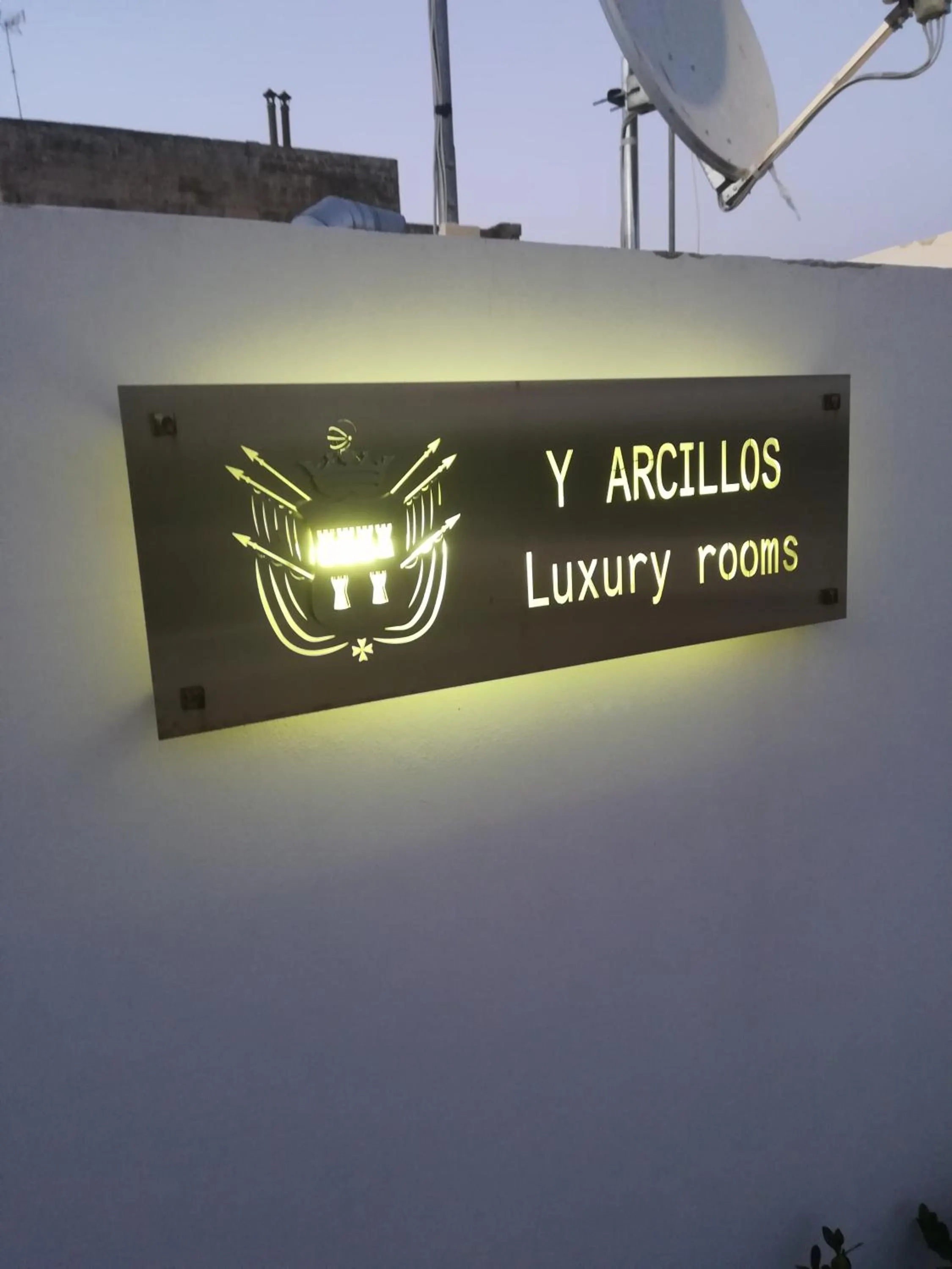 Y Arcillos Luxury Rooms CIN ITO75O35B4OOO468O2