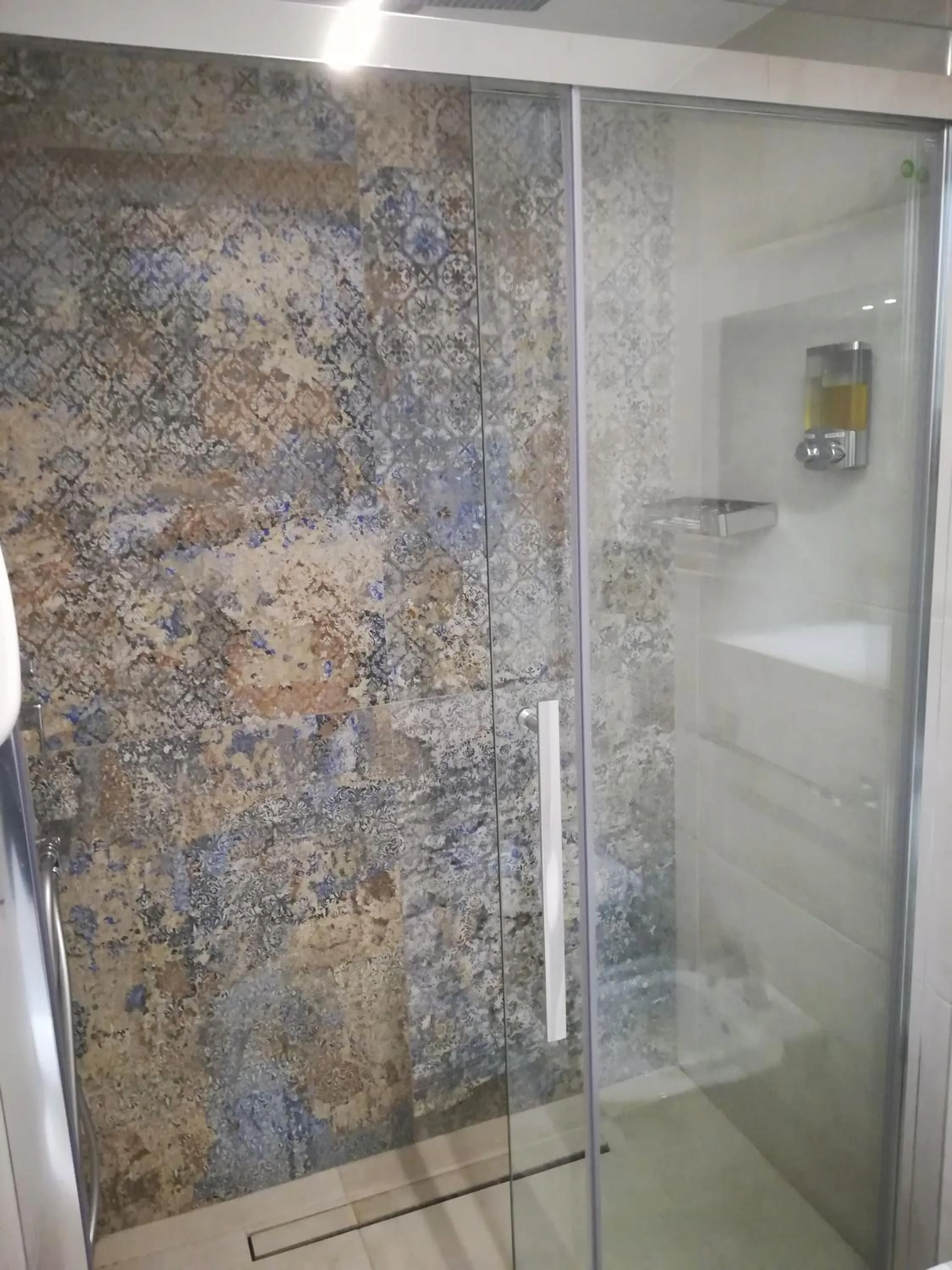 Shower in Y Arcillos Luxury Rooms CIN ITO75O35B4OOO468O2