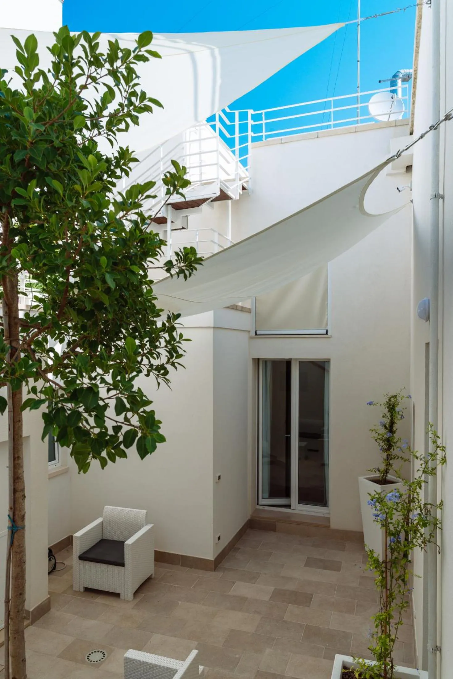 Patio in Y Arcillos Luxury Rooms CIN ITO75O35B4OOO468O2