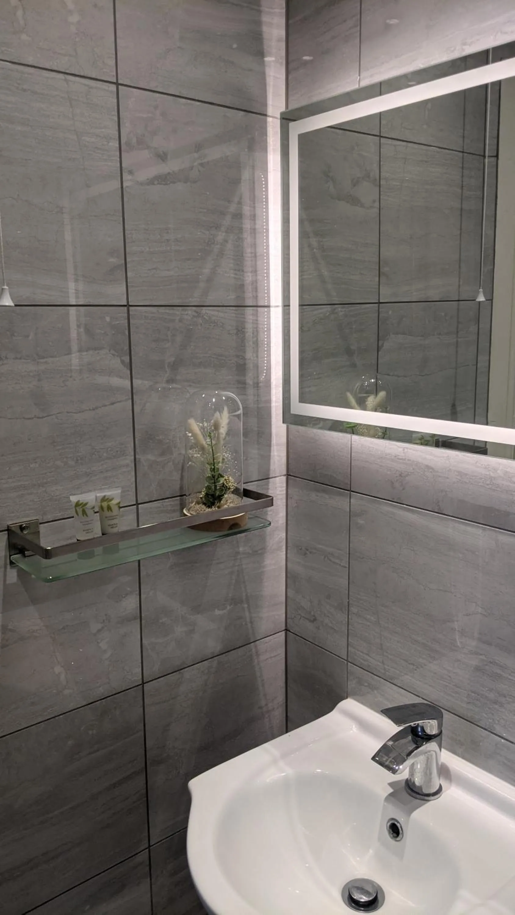 Shower in Relax Inn Guest House