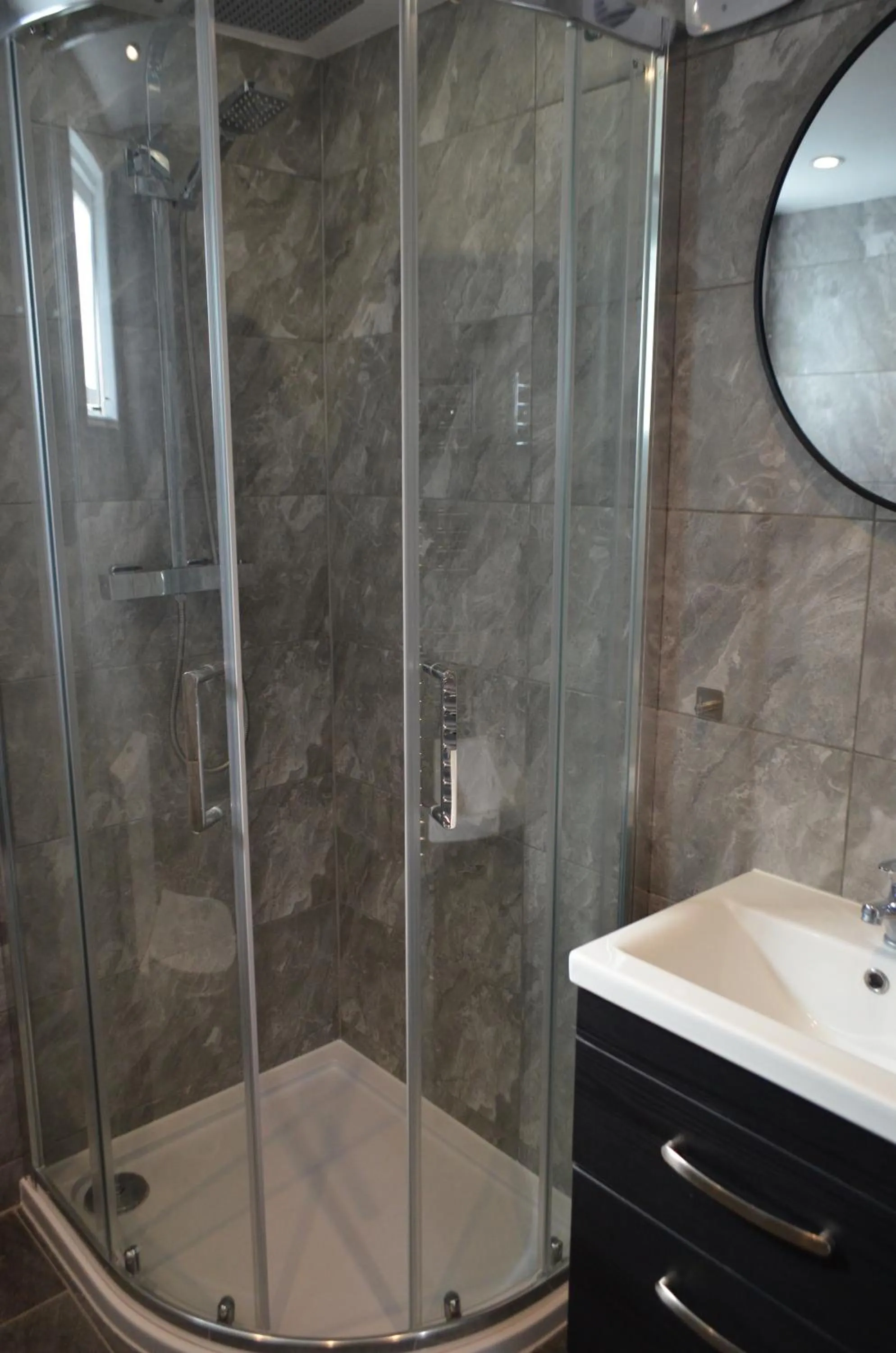 Shower in Relax Inn Guest House