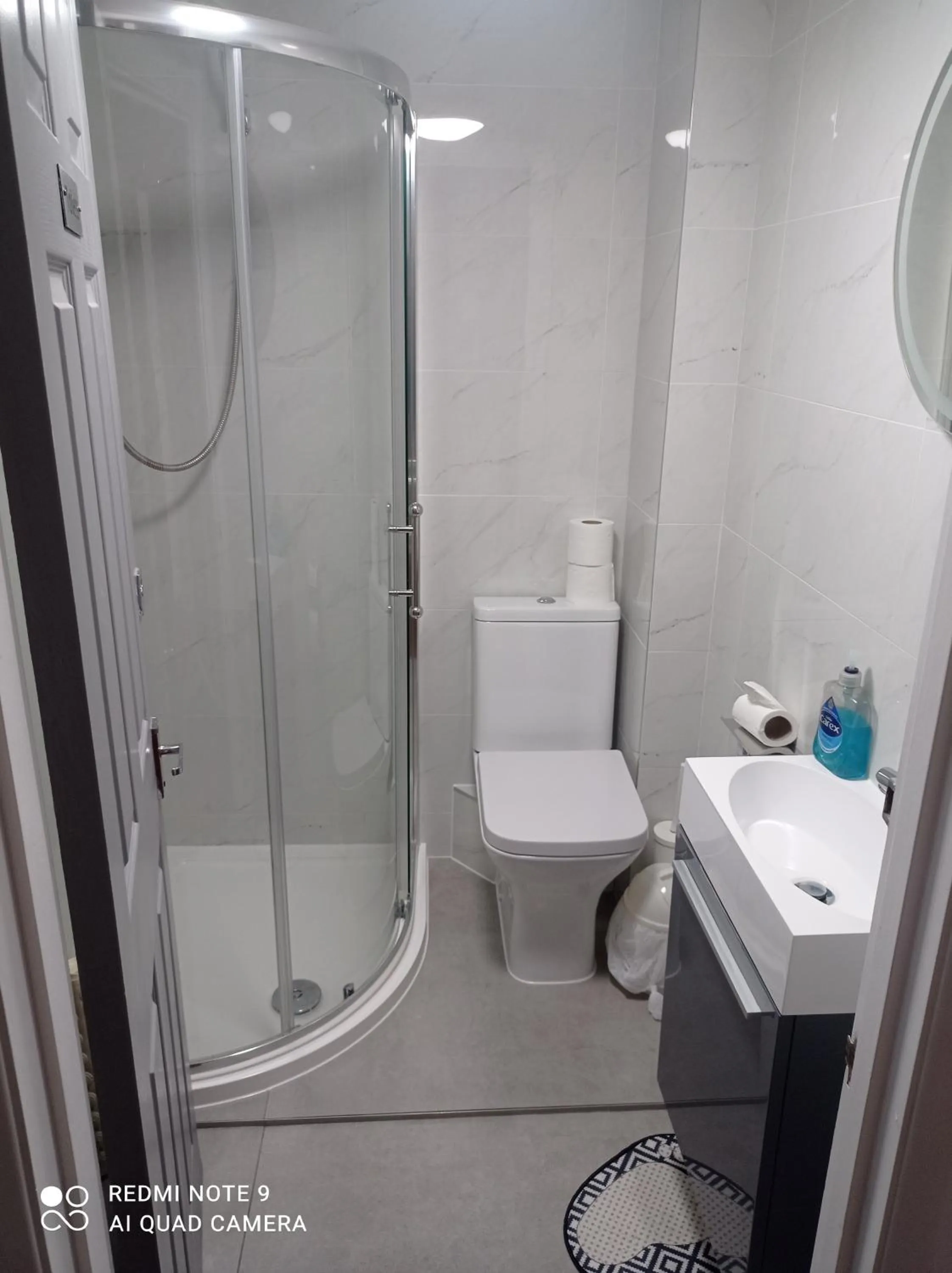 Shower in Relax Inn Guest House