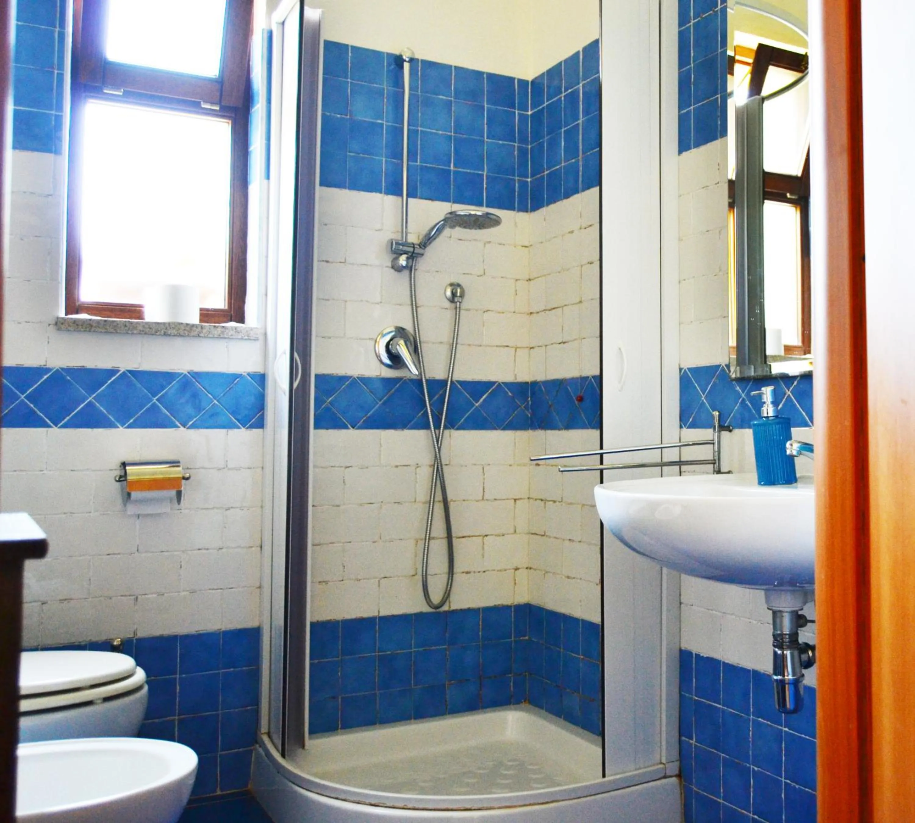 Shower in Hotel Sandalyon