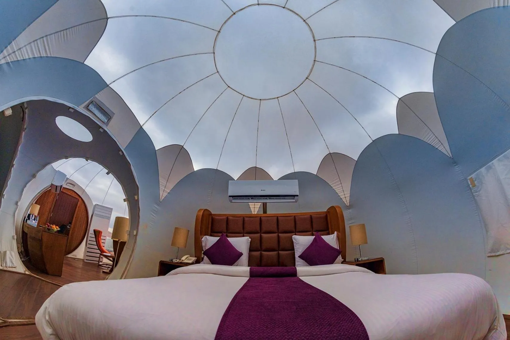 Photo of the whole room, Bed in Petra Bubble Luxotel
