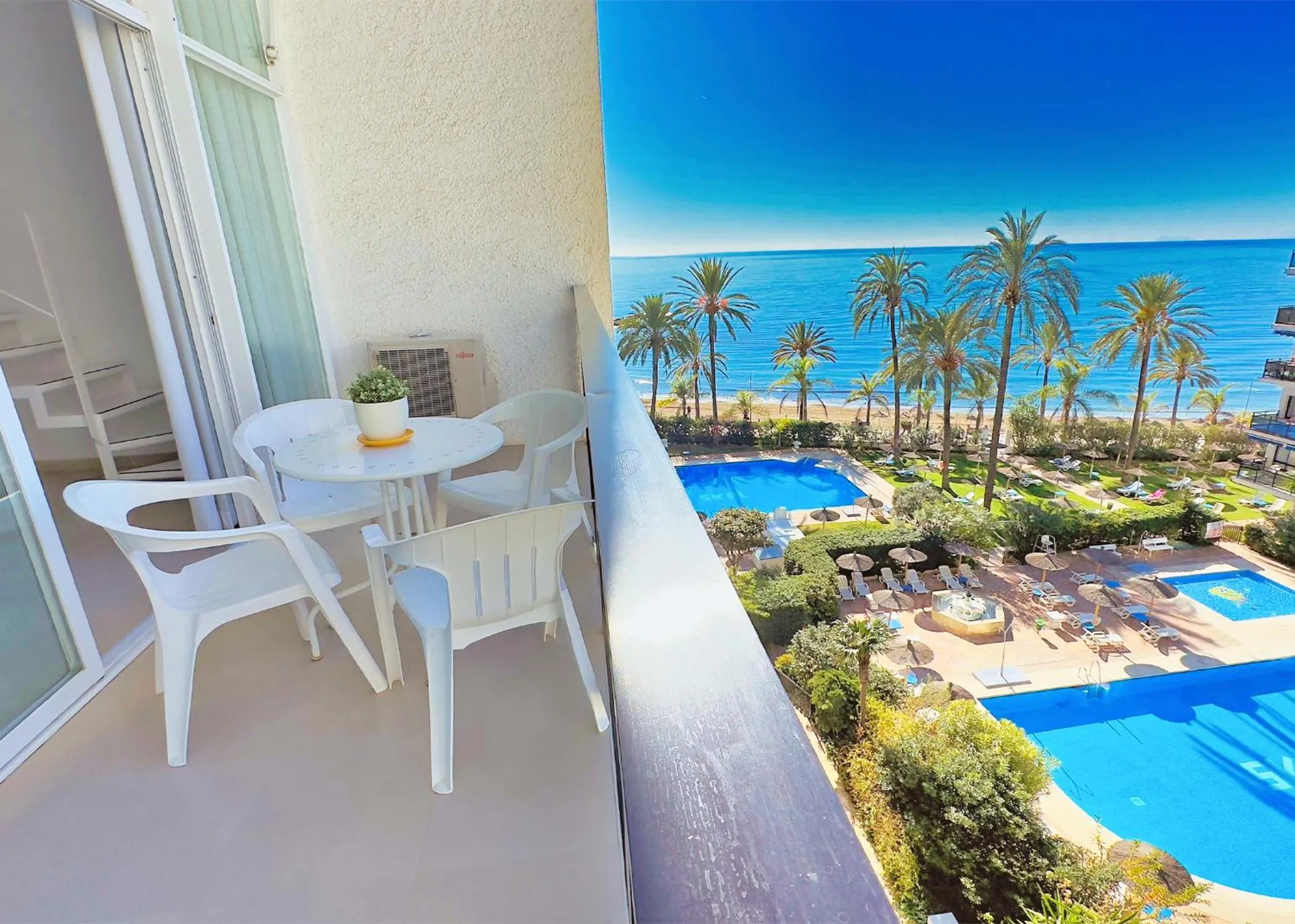 Skol 302 Super One-bedroom Duplex with Sea Views