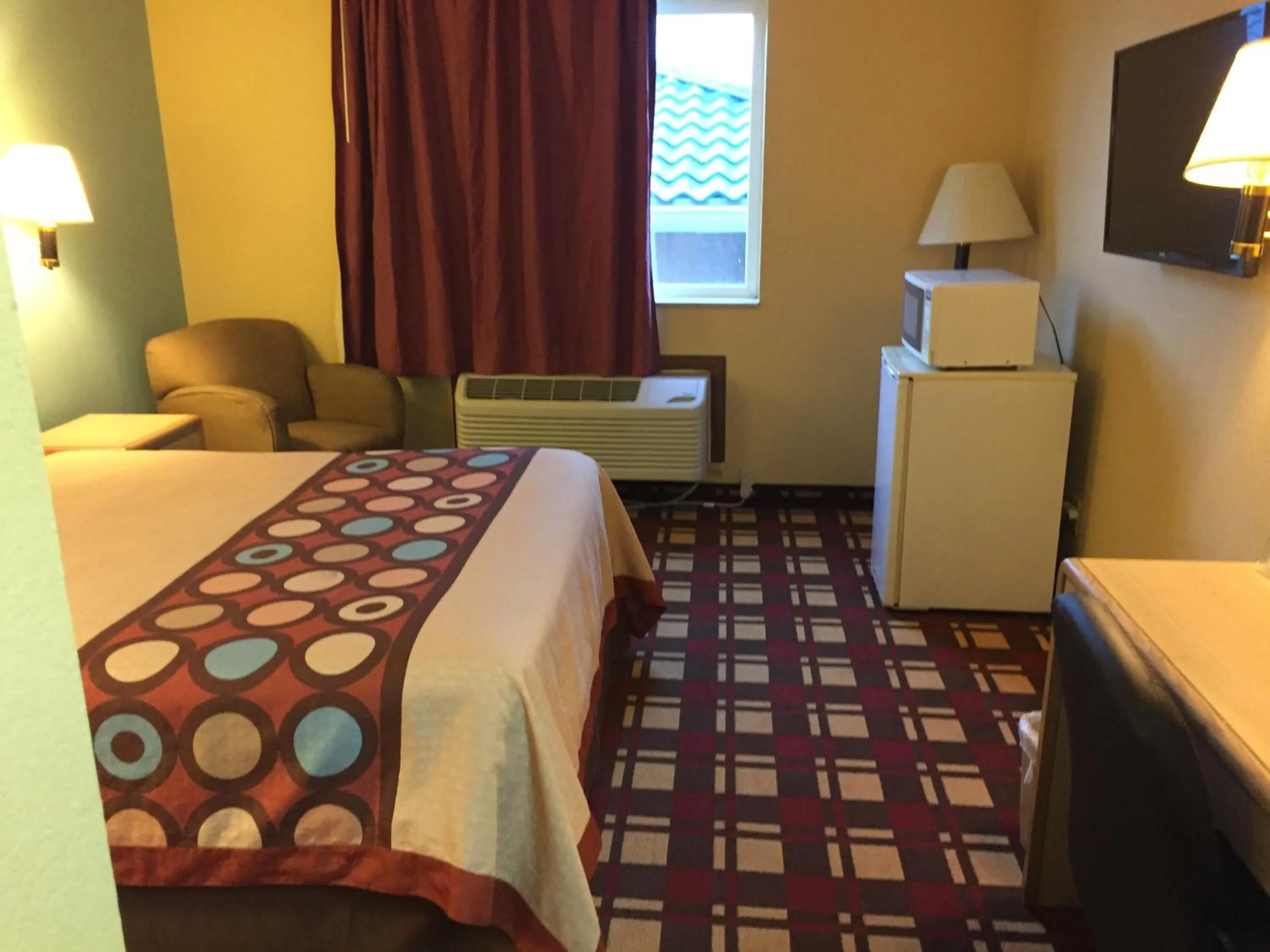 Bedroom, Bed in Super 8 by Wyndham Martinsville
