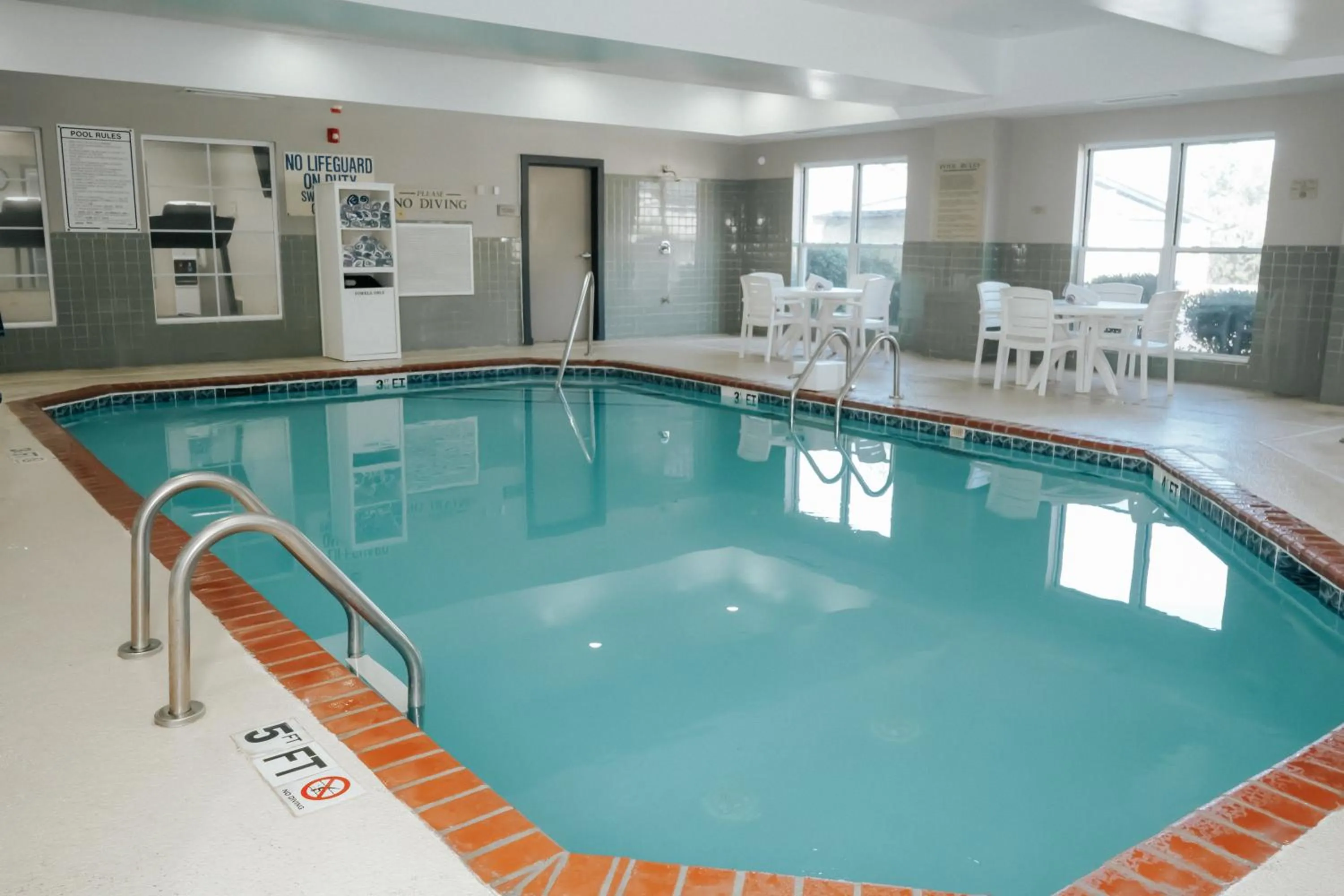 Swimming pool in Country Inn & Suites by Radisson, Myrtle Beach, SC
