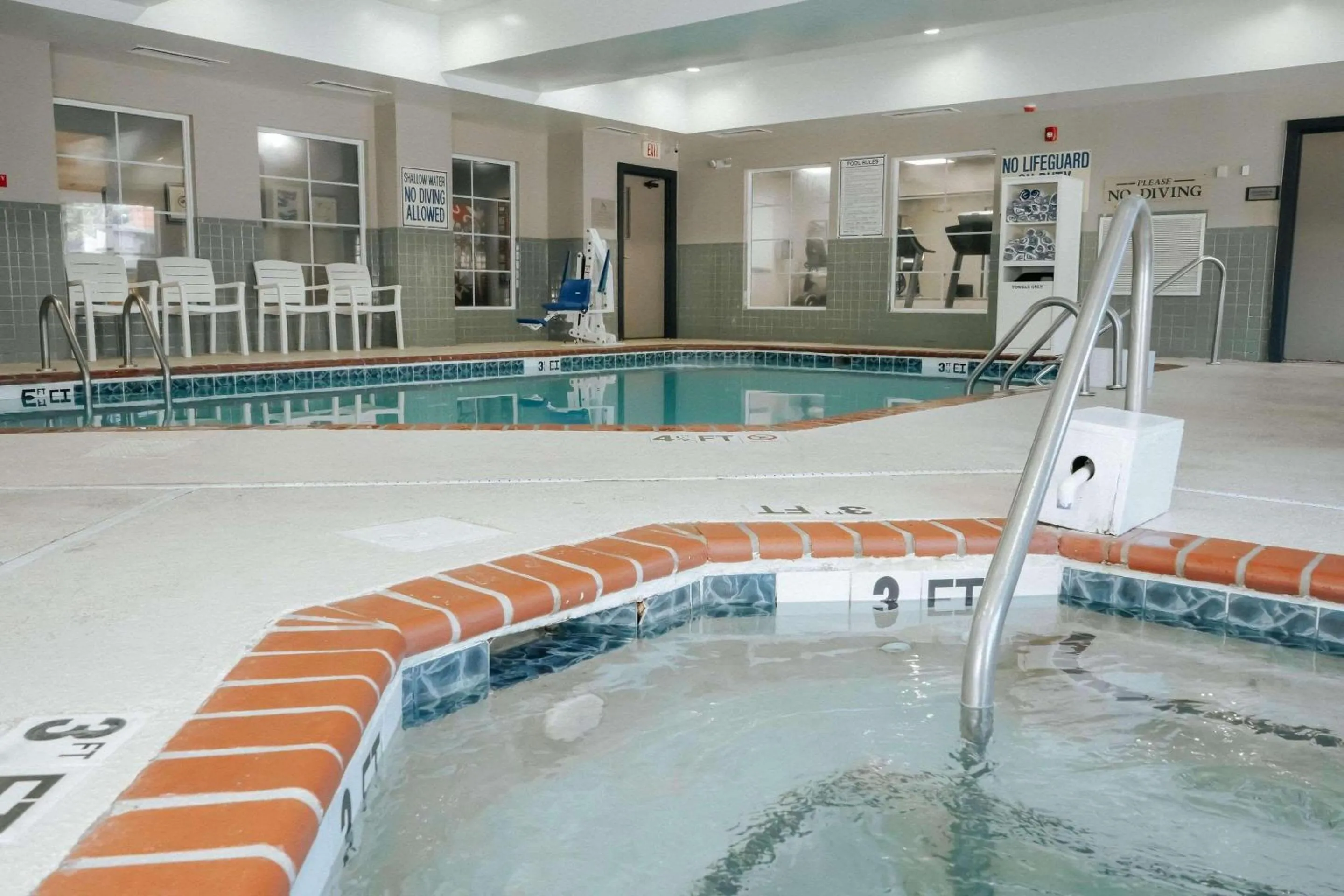 Swimming pool in Country Inn & Suites by Radisson, Myrtle Beach, SC