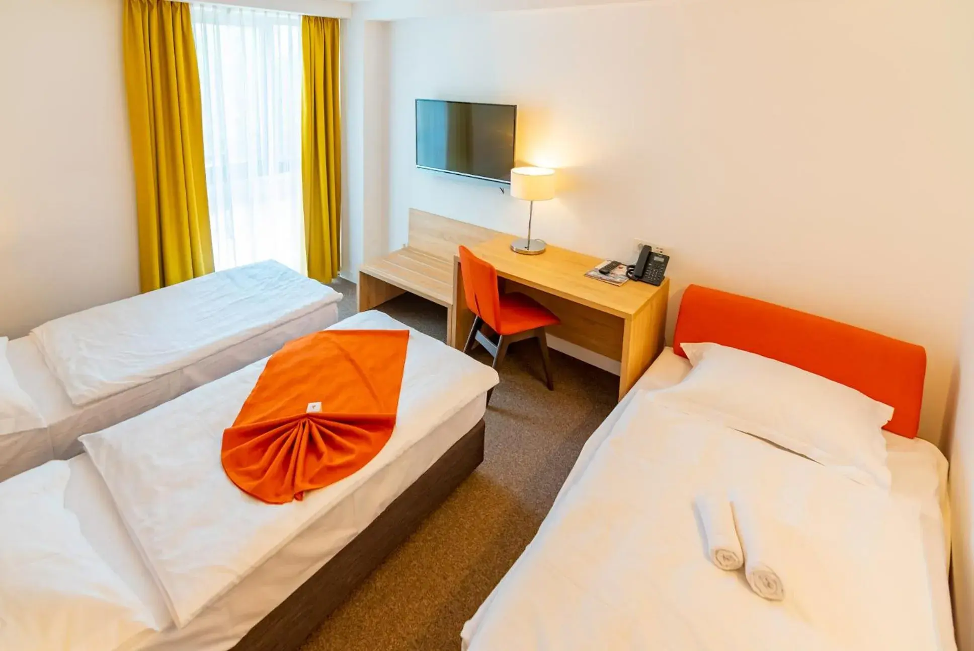 Standard Twin Room with Sofa in Hotel Park Superior 3* Standard Twin Room with Sofa in Hotel Park Superior 3*