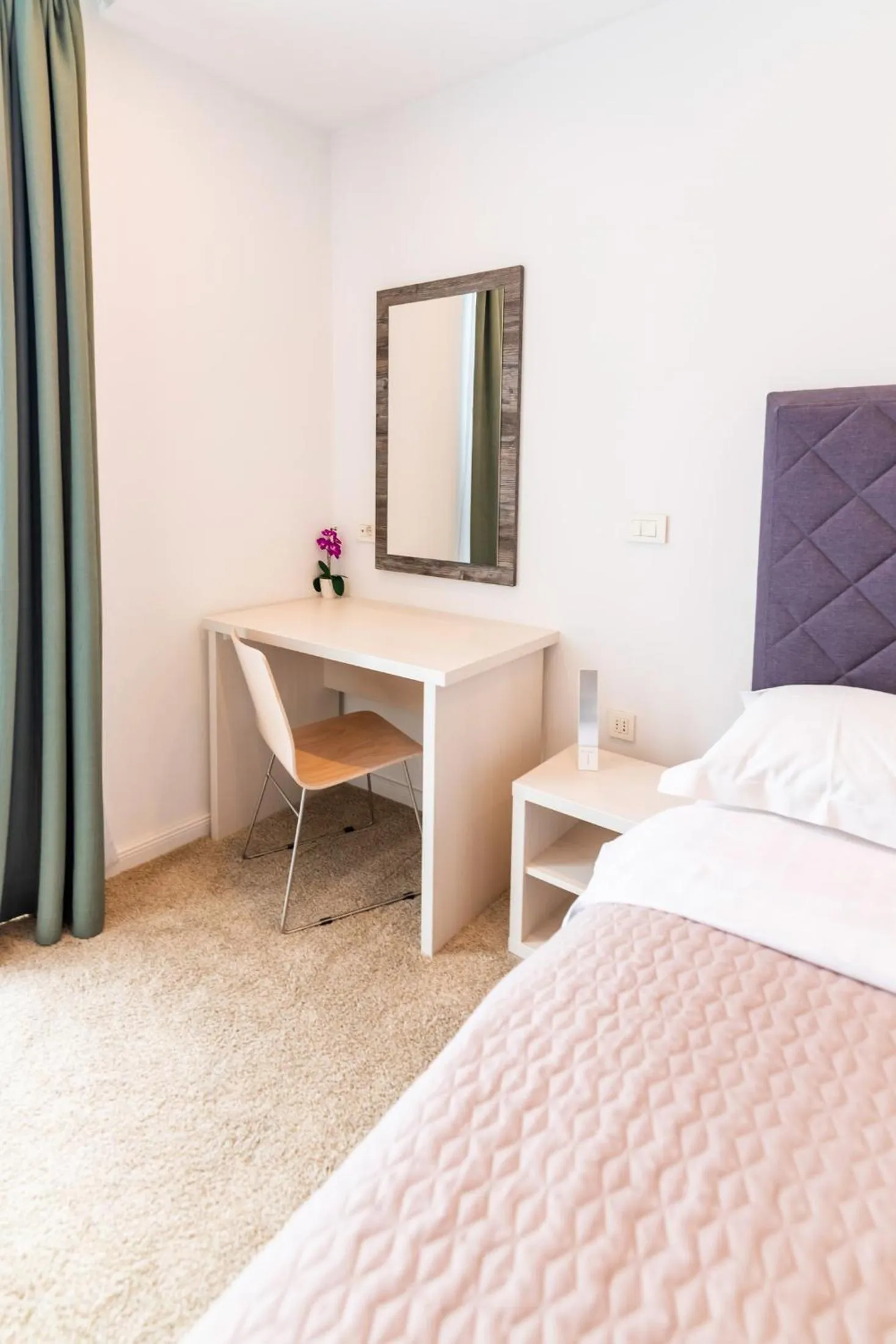 Seating area, Bed in Hotel Park Superior 3*