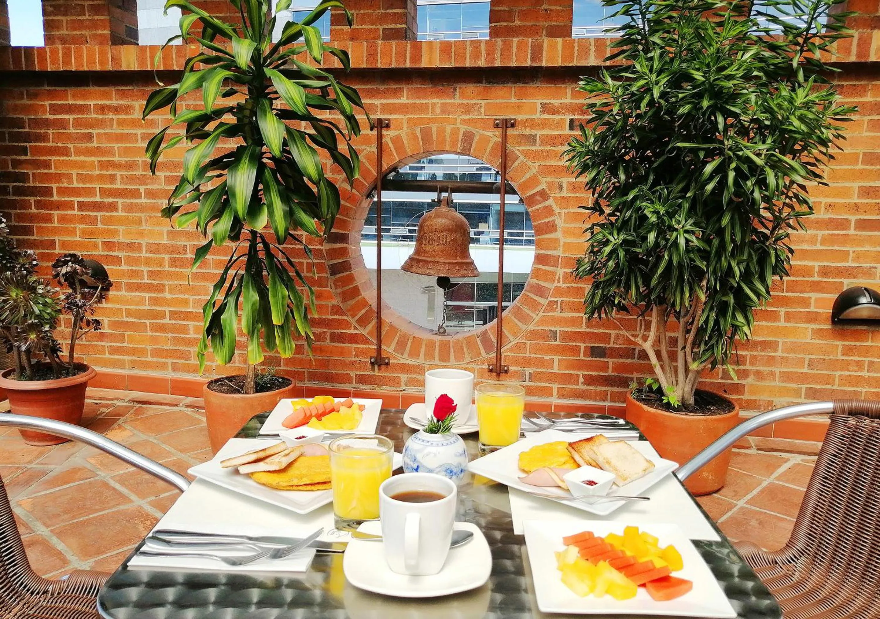 Restaurant/places to eat in Apartasuites BellHouse Bogotá