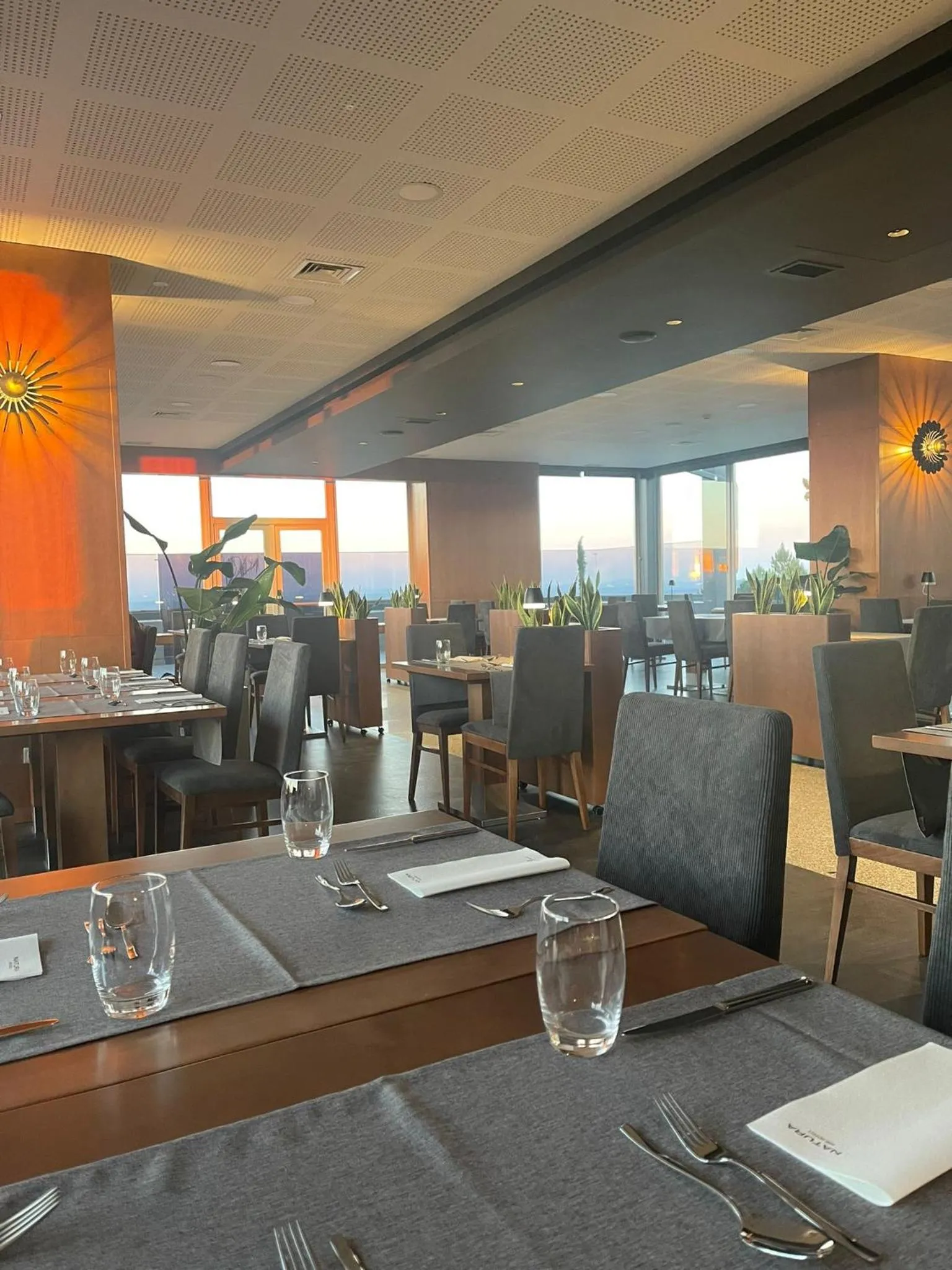 Restaurant/places to eat in Hotel Versatile