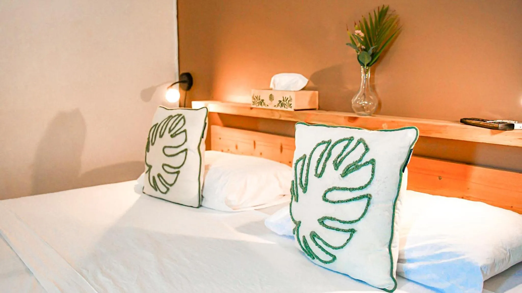 Property building, Bed in Hotel Oasis