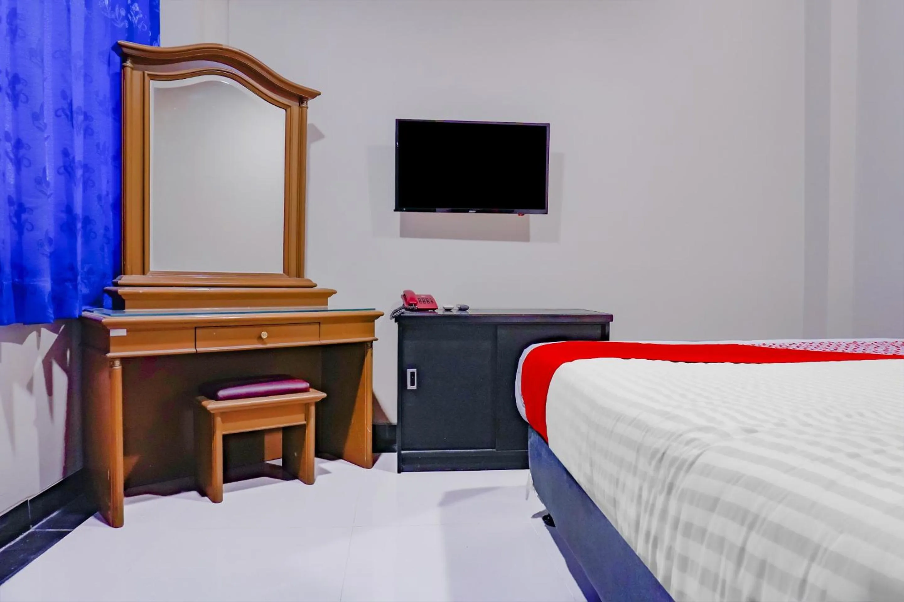 Photo of the whole room, TV/Entertainment Center in OYO 117 Blueberry Homestay