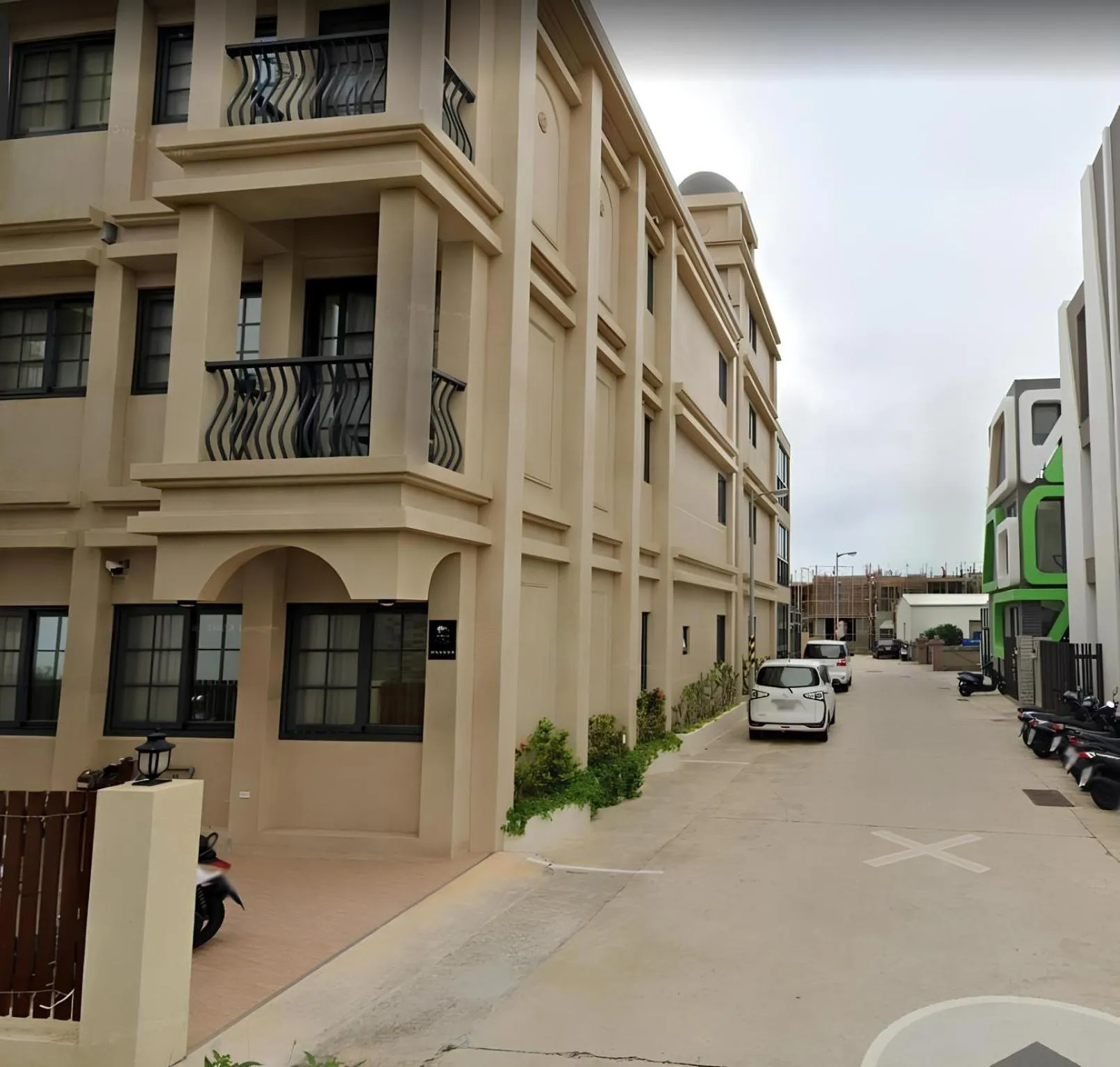 Parking in Kiwi Villa