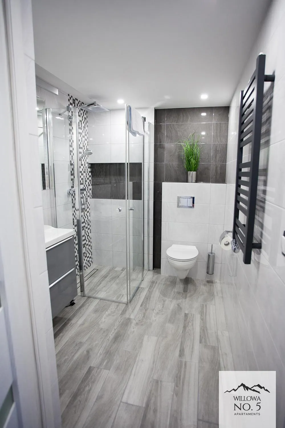 Shower in Willowa NO. 5 APARTAMENTS