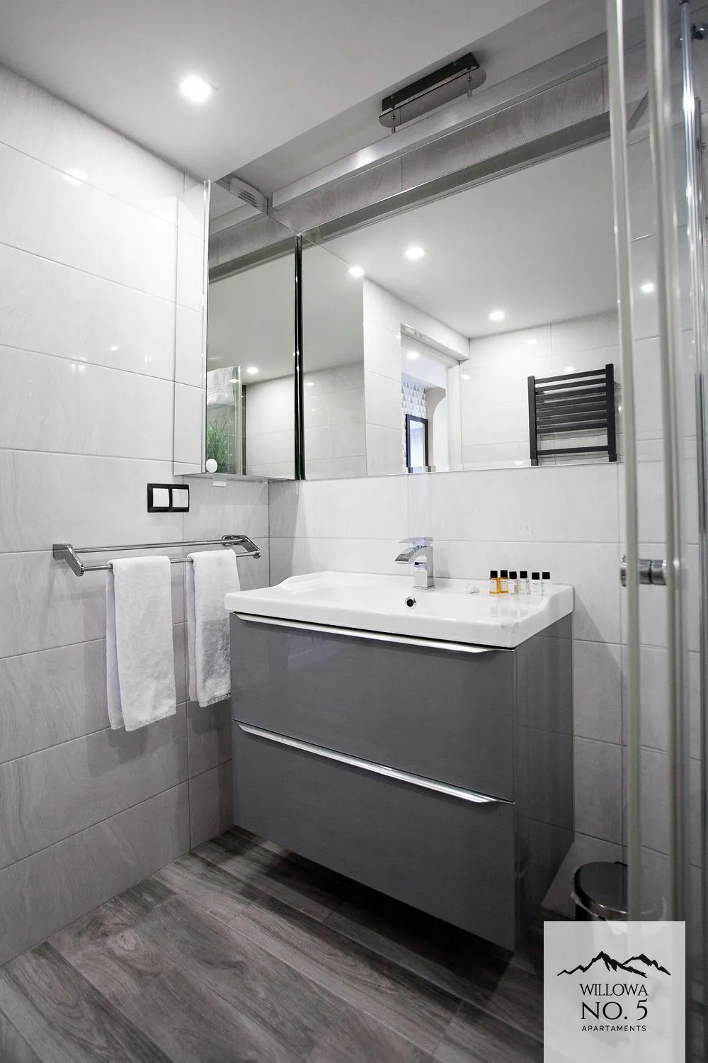 Shower in Willowa NO. 5 APARTAMENTS