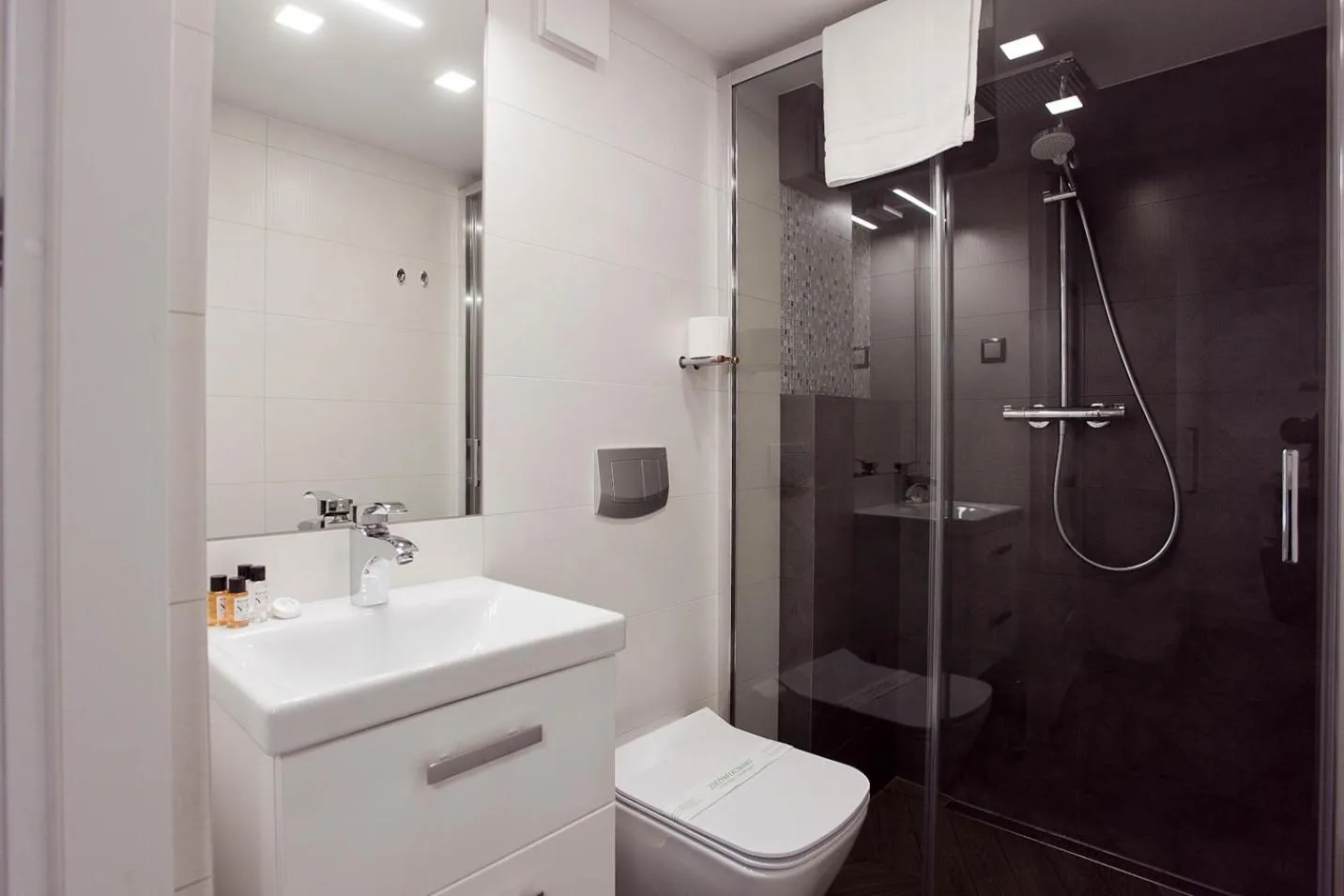 Shower in Willowa NO. 5 APARTAMENTS