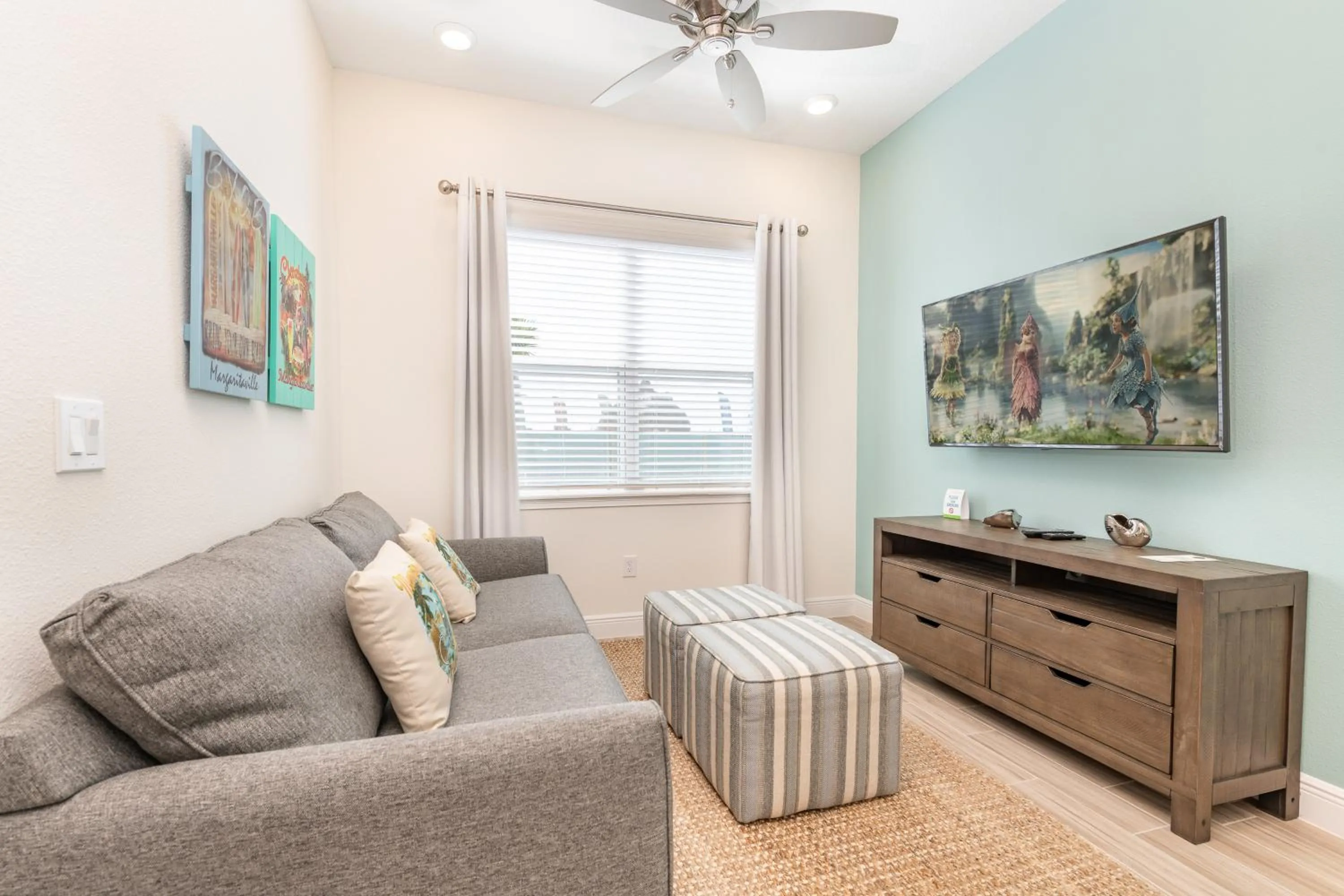 Communal lounge/ TV room in Margaritaville Cottages Orlando by Rentyl with H2O Waterpark