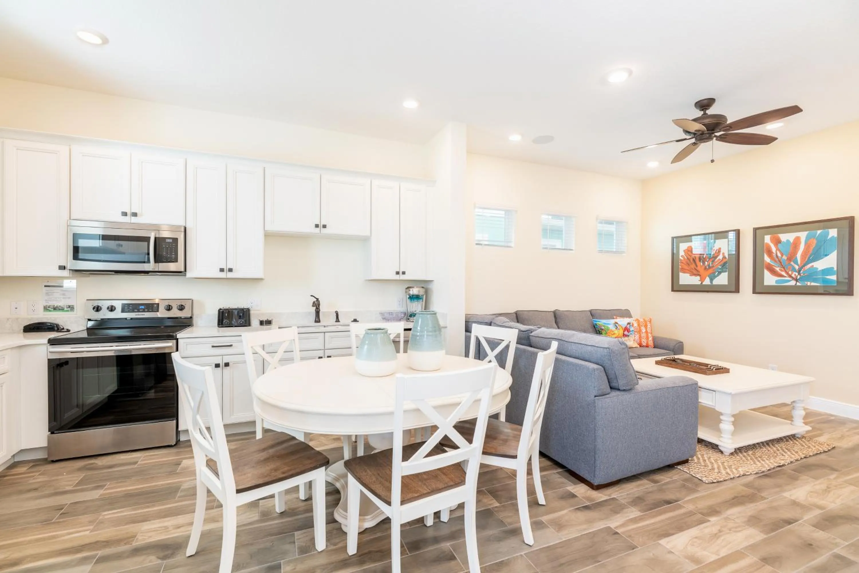 Dining area in Margaritaville Cottages Orlando by Rentyl with H2O Waterpark
