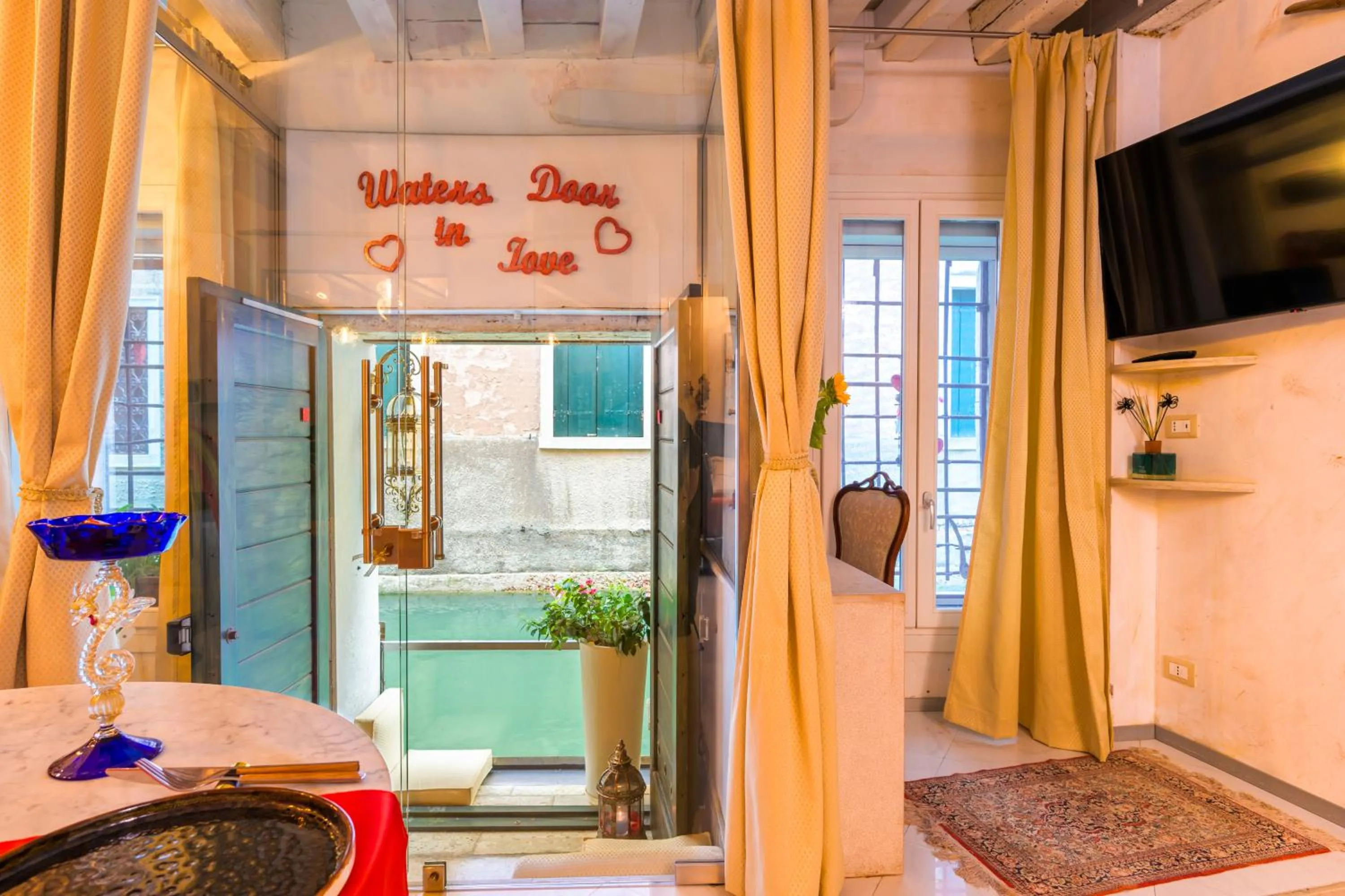 Venice Luxury Watersdoor