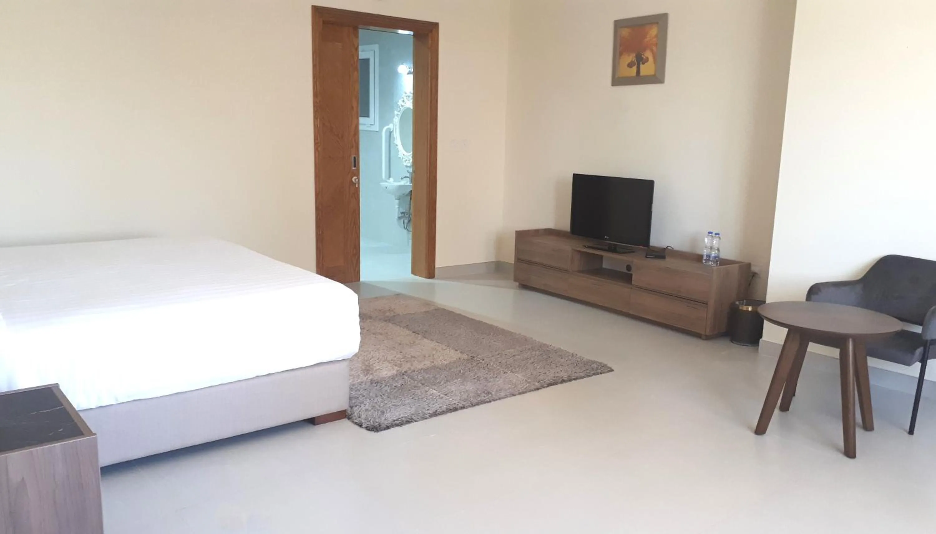 Photo of the whole room in Magnum Hotel & Suites West Bay