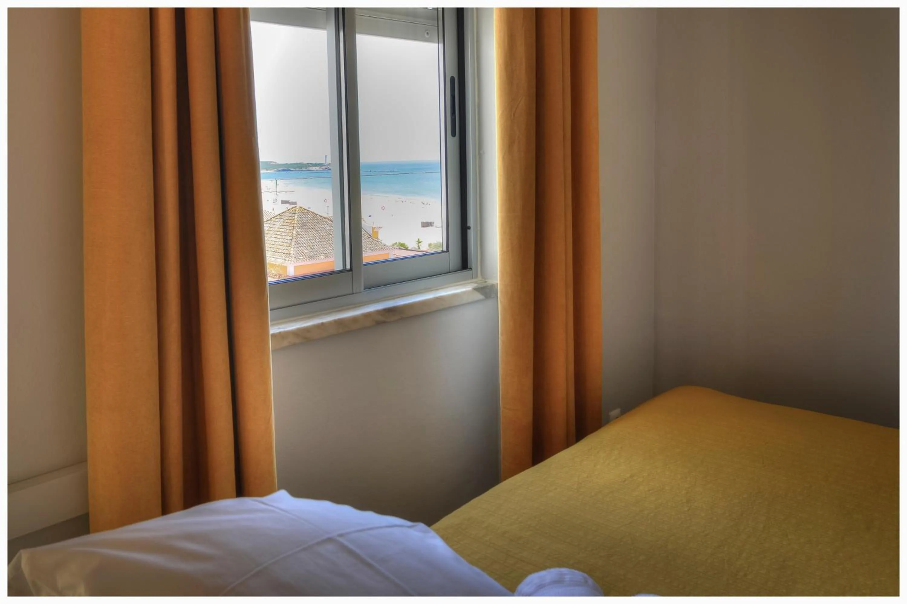 Sea view, Bed in Apartamentos Belo Horizonte