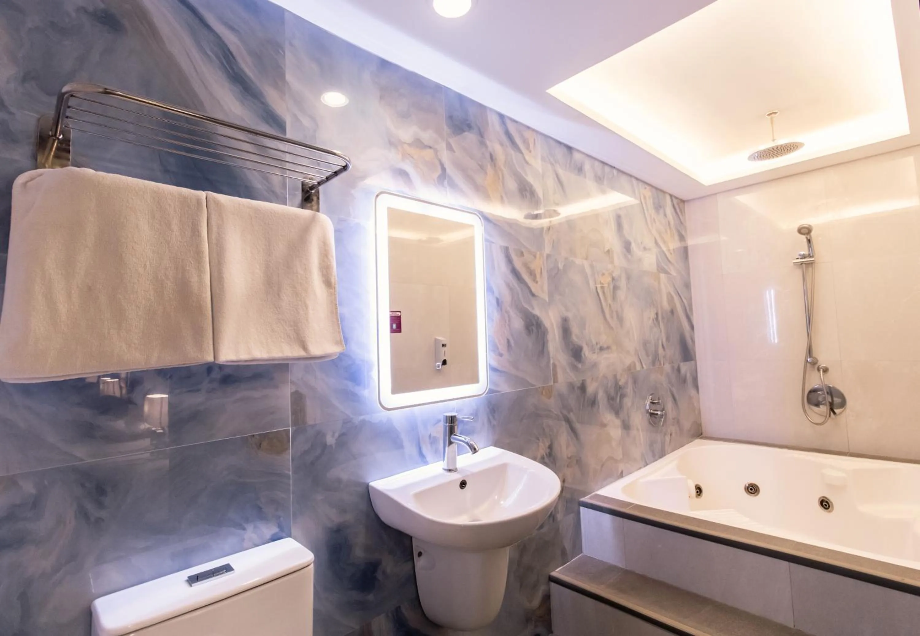 Bath in Hotel Ava Gil Puyat