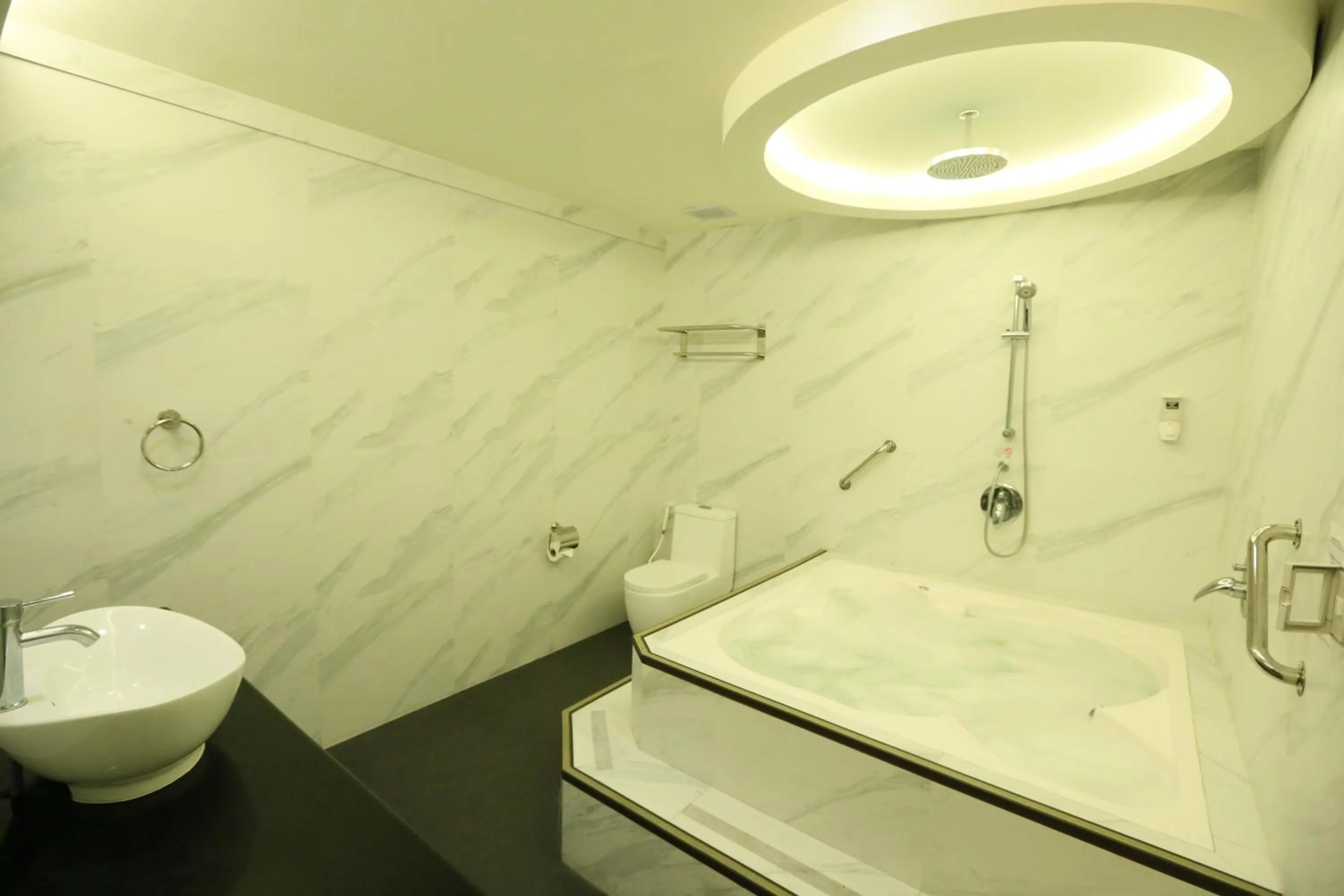 Bathroom in Hotel Ava Gil Puyat