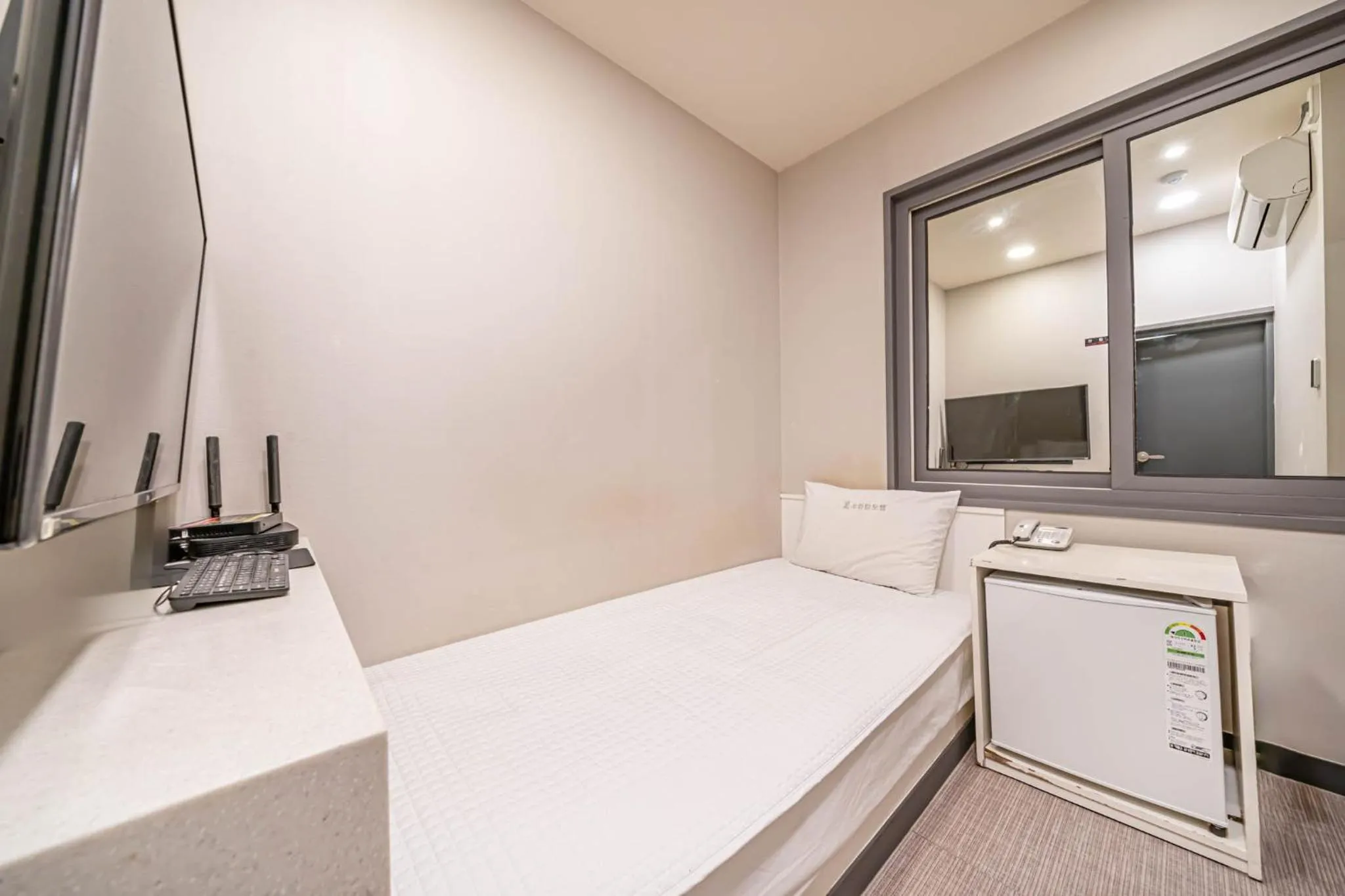 Photo of the whole room, Bed in Top Motel Busan