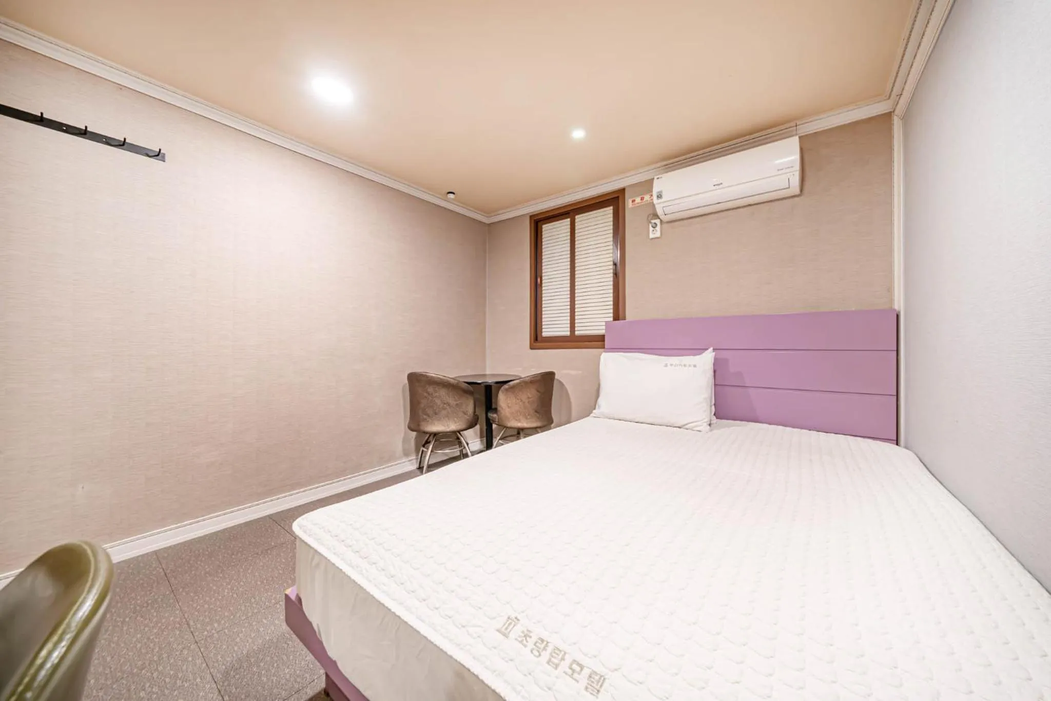 Photo of the whole room, Bed in Top Motel Busan